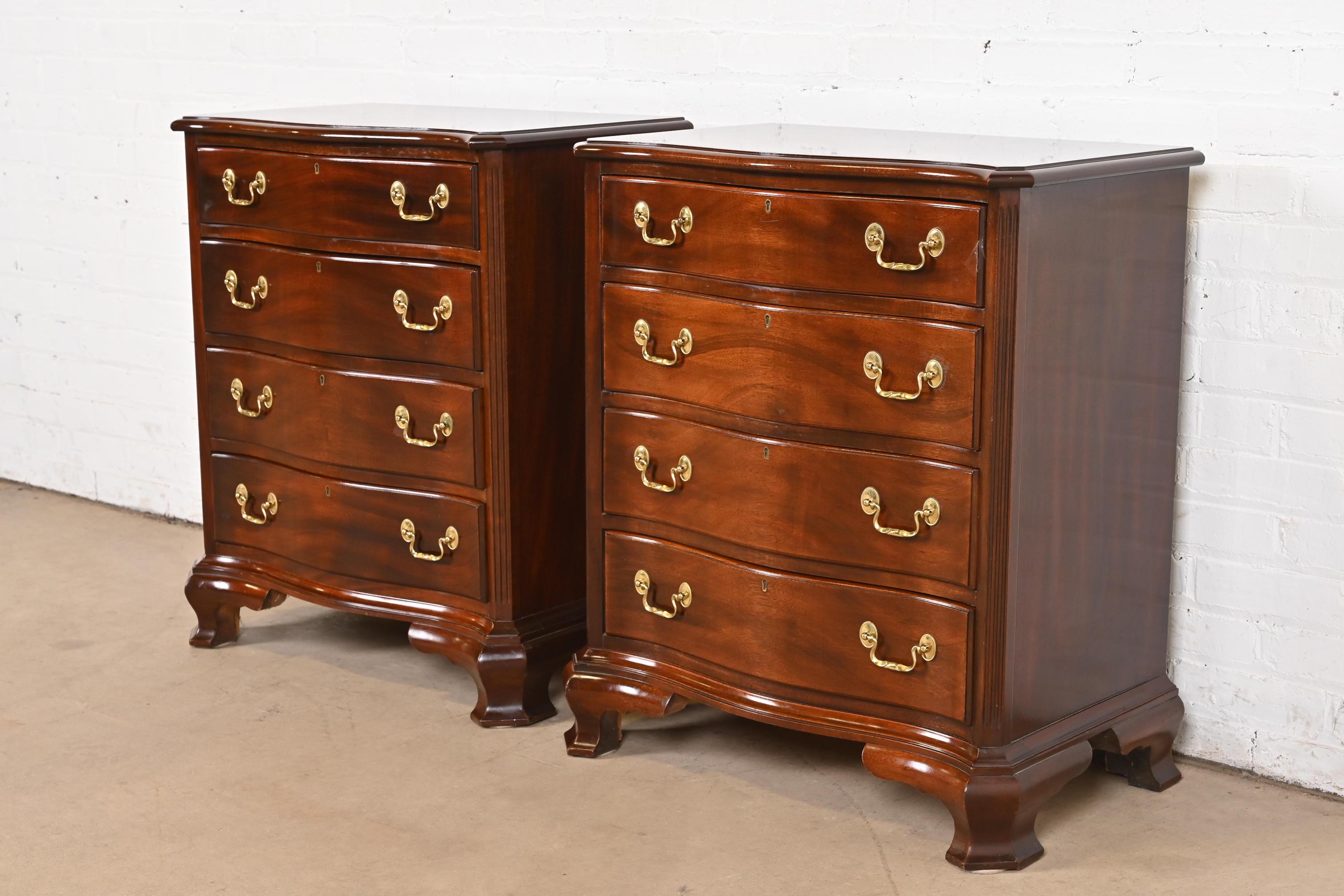 Pareja de cómodas georgianas de caoba maciza tallada Councill Furniture Estadounidense en venta