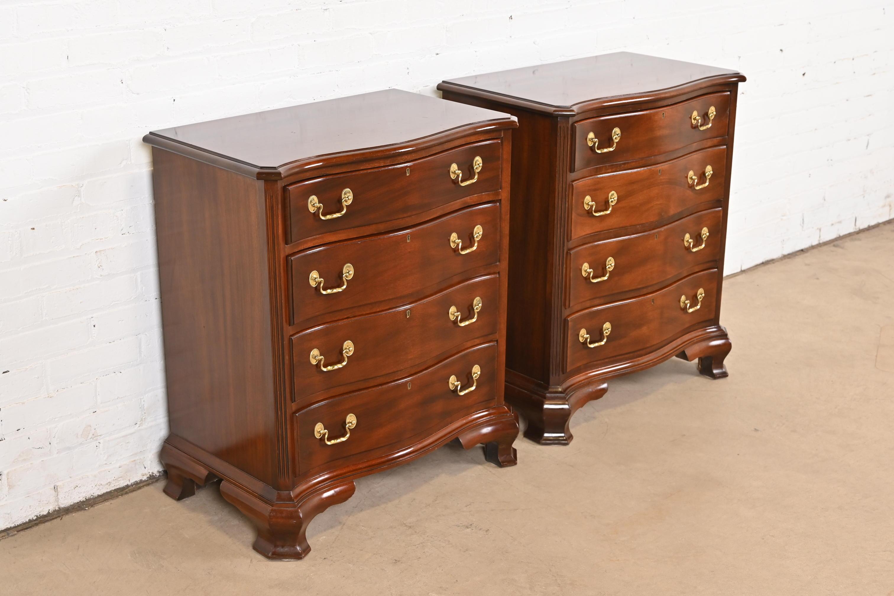 Pareja de cómodas georgianas de caoba maciza tallada Councill Furniture en Bueno estado para la venta en South Bend, IN
