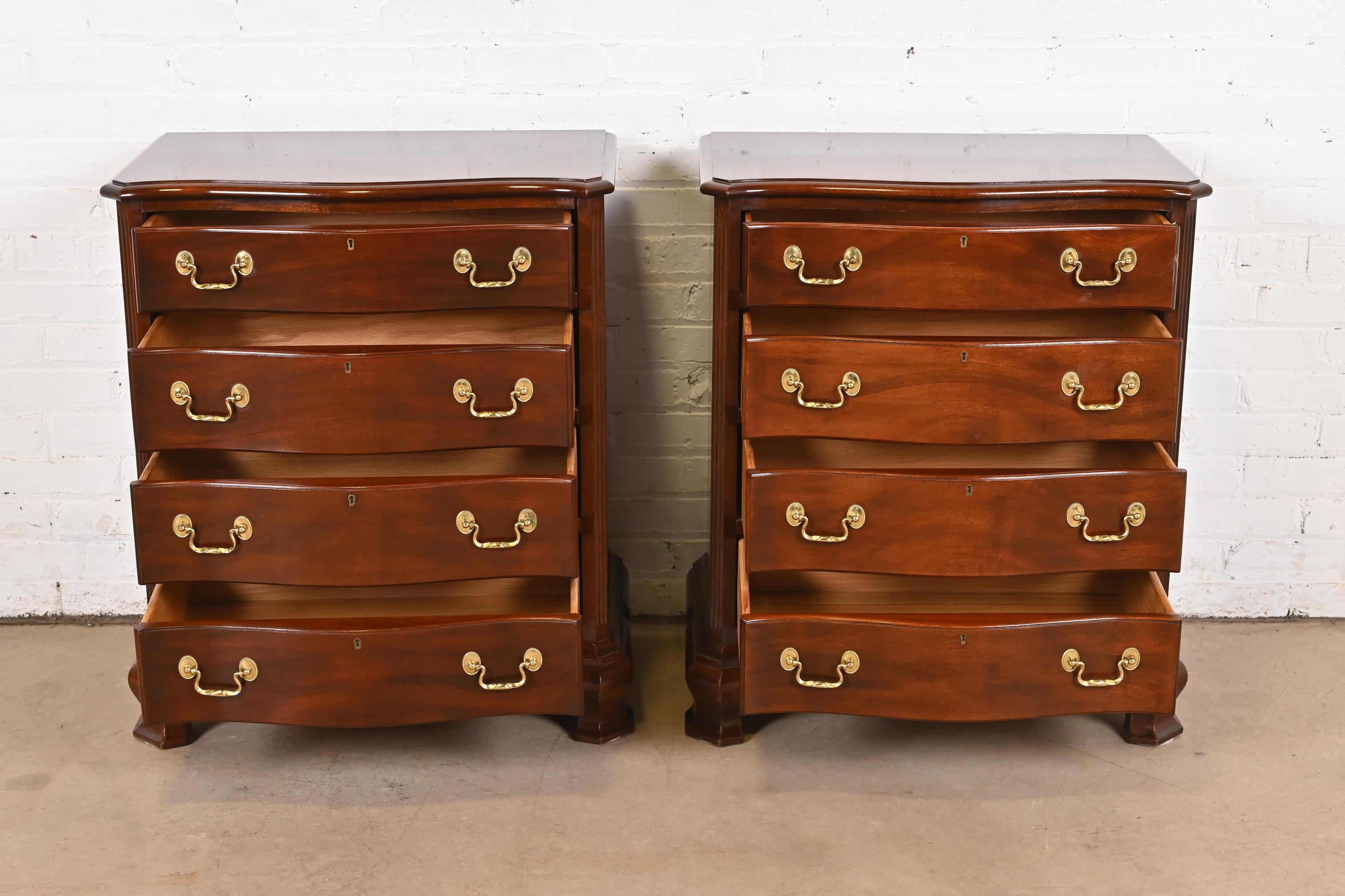 Pareja de cómodas georgianas de caoba maciza tallada Councill Furniture siglo XX en venta