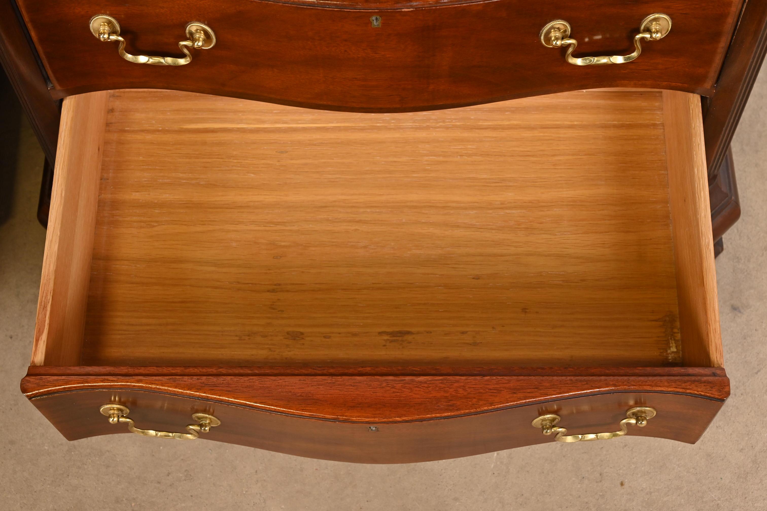 Pareja de cómodas georgianas de caoba maciza tallada Councill Furniture Latón en venta