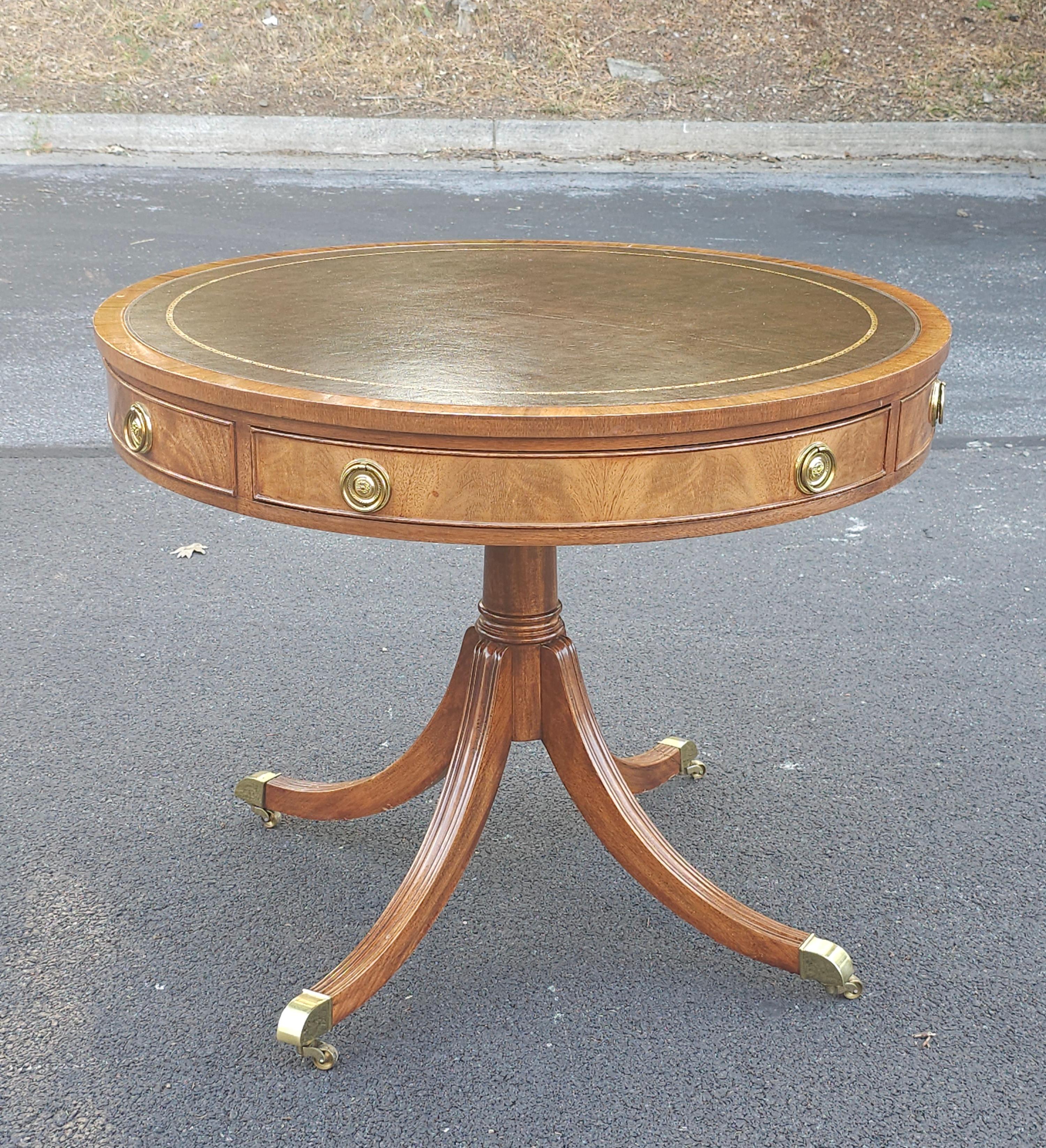 Una mesa de centro georgiana de caoba entrecruzada y tablero de cuero estarcido de Councill Furniture que incluye  Dos cajones grandes ( 20,5