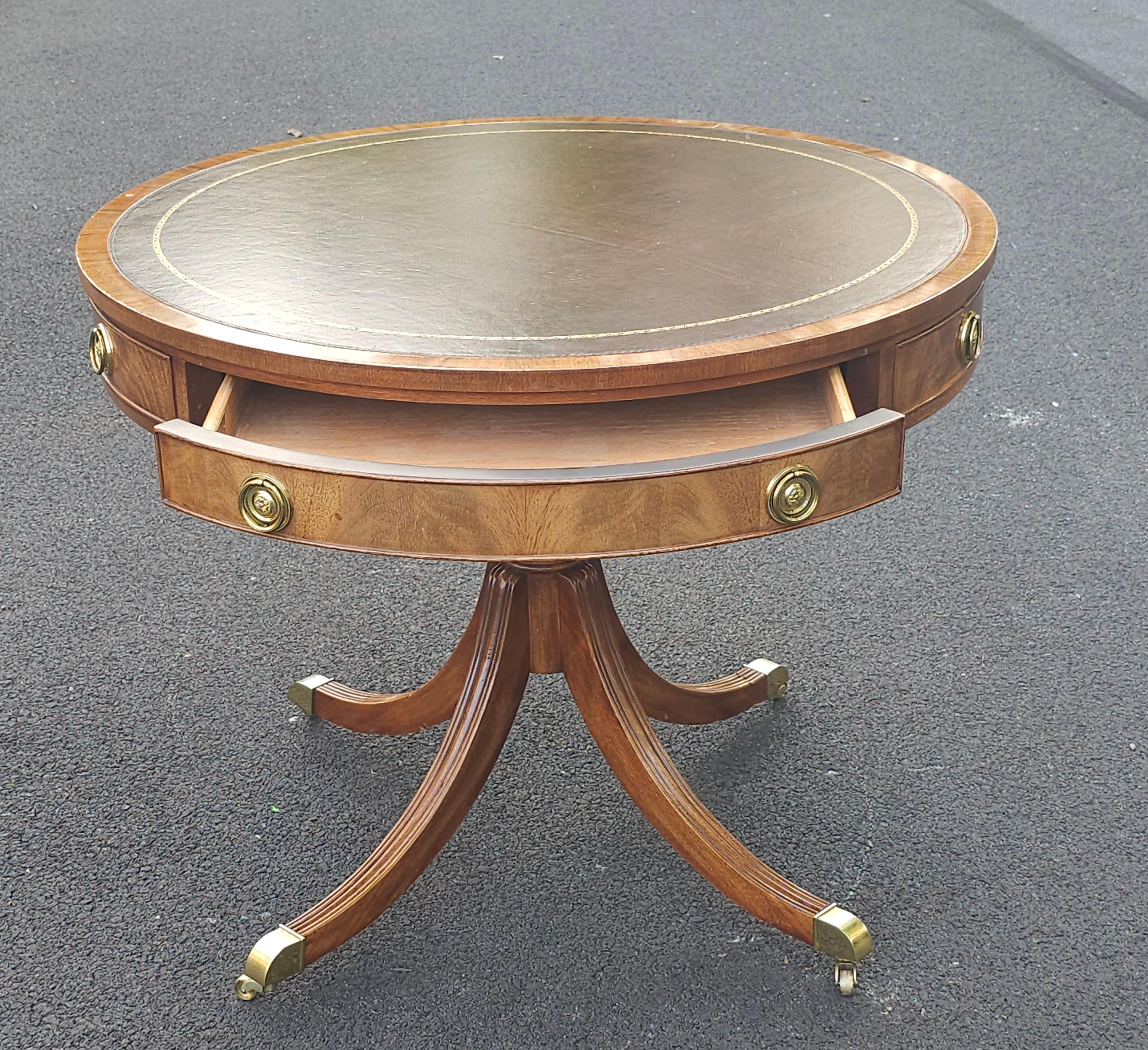 Mesa de centro de 2 cajones con tapa de piel de caoba entrecruzada Councill Furniture Georgian Estadounidense en venta