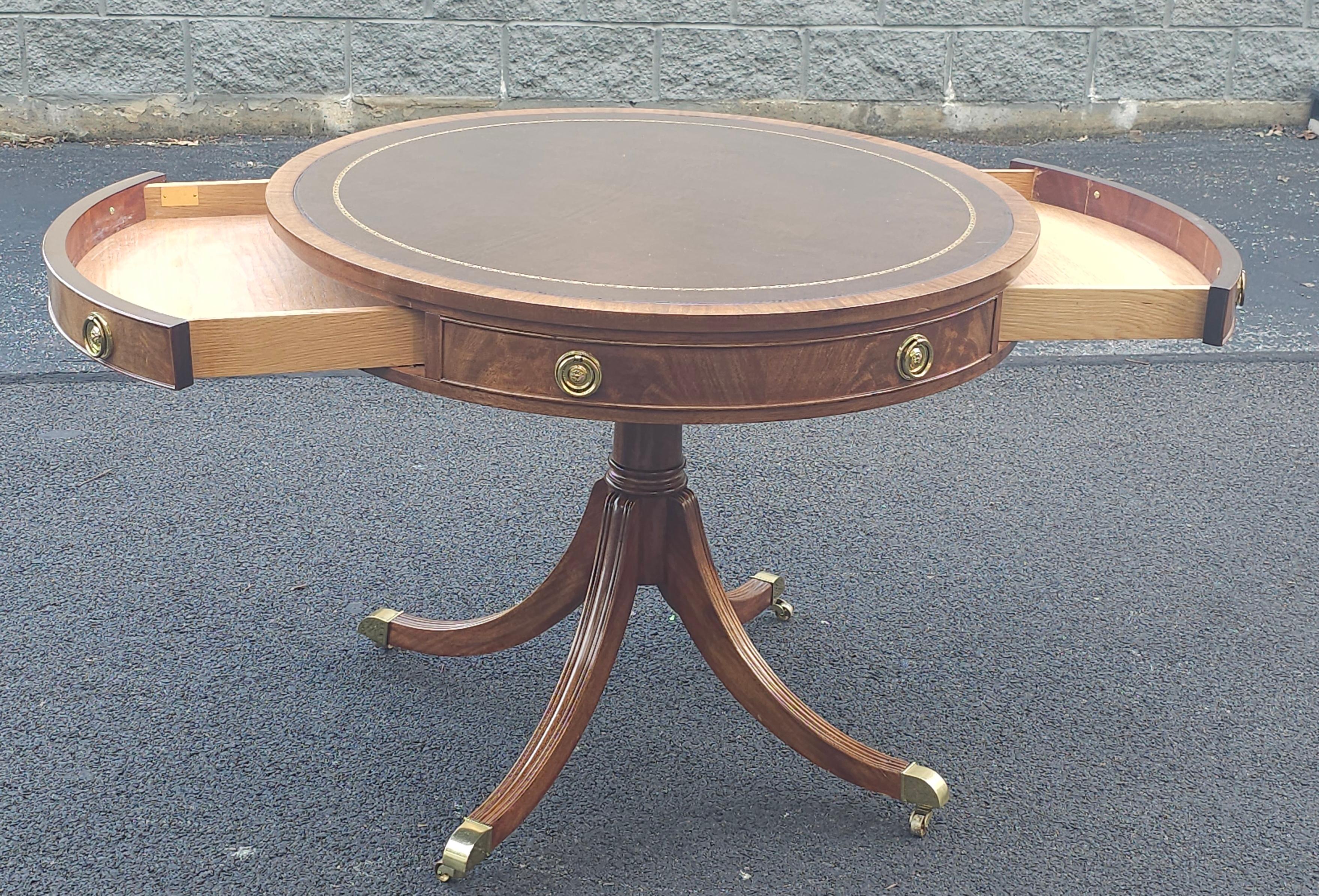 Mesa de centro de 2 cajones con tapa de piel de caoba entrecruzada Councill Furniture Georgian en Bueno estado para la venta en Germantown, MD