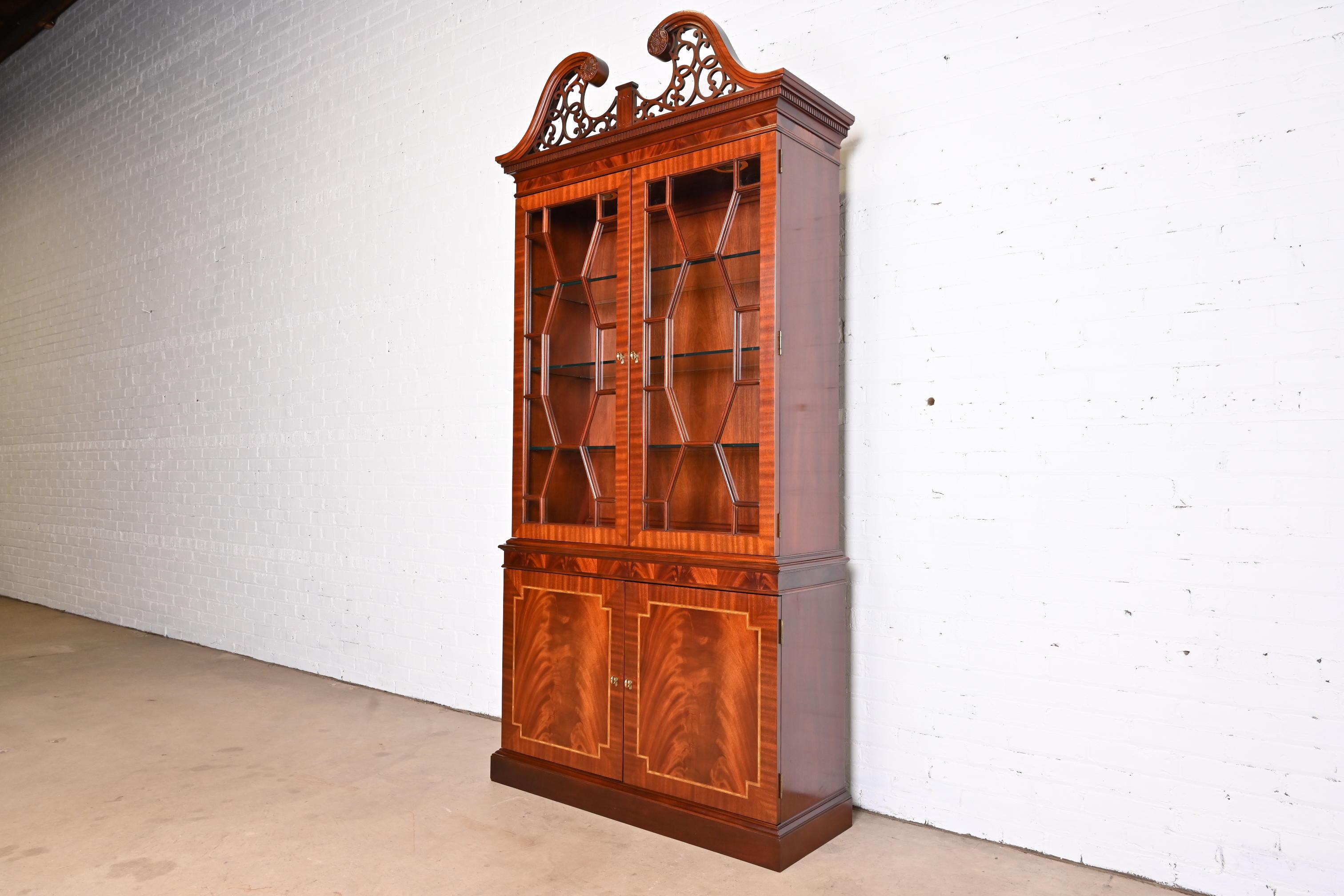 Councill Furniture Georgian Flame Mahogany Lighted Breakfront Bookcase Cabinet In Good Condition In South Bend, IN