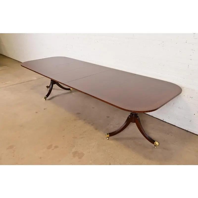 Un eccezionale tavolo da pranzo allungabile a doppio piedistallo in stile Georgiano o Regency

Da Councill Furniture

USA, circa anni '1980

Splendido mogano, con fasce in legno satinato, piedistalli in mogano massiccio intagliati e piedi con tappo