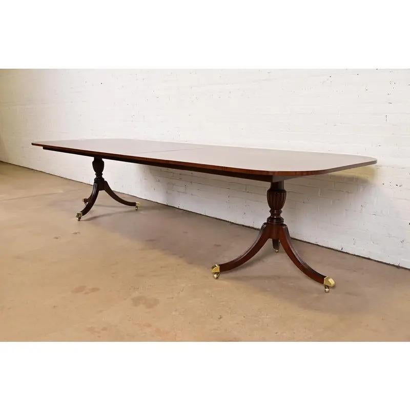 Tavolo da pranzo allungabile in mogano georgiano di Councill, appena rifinito In condizioni buone in vendita a South Bend, IN