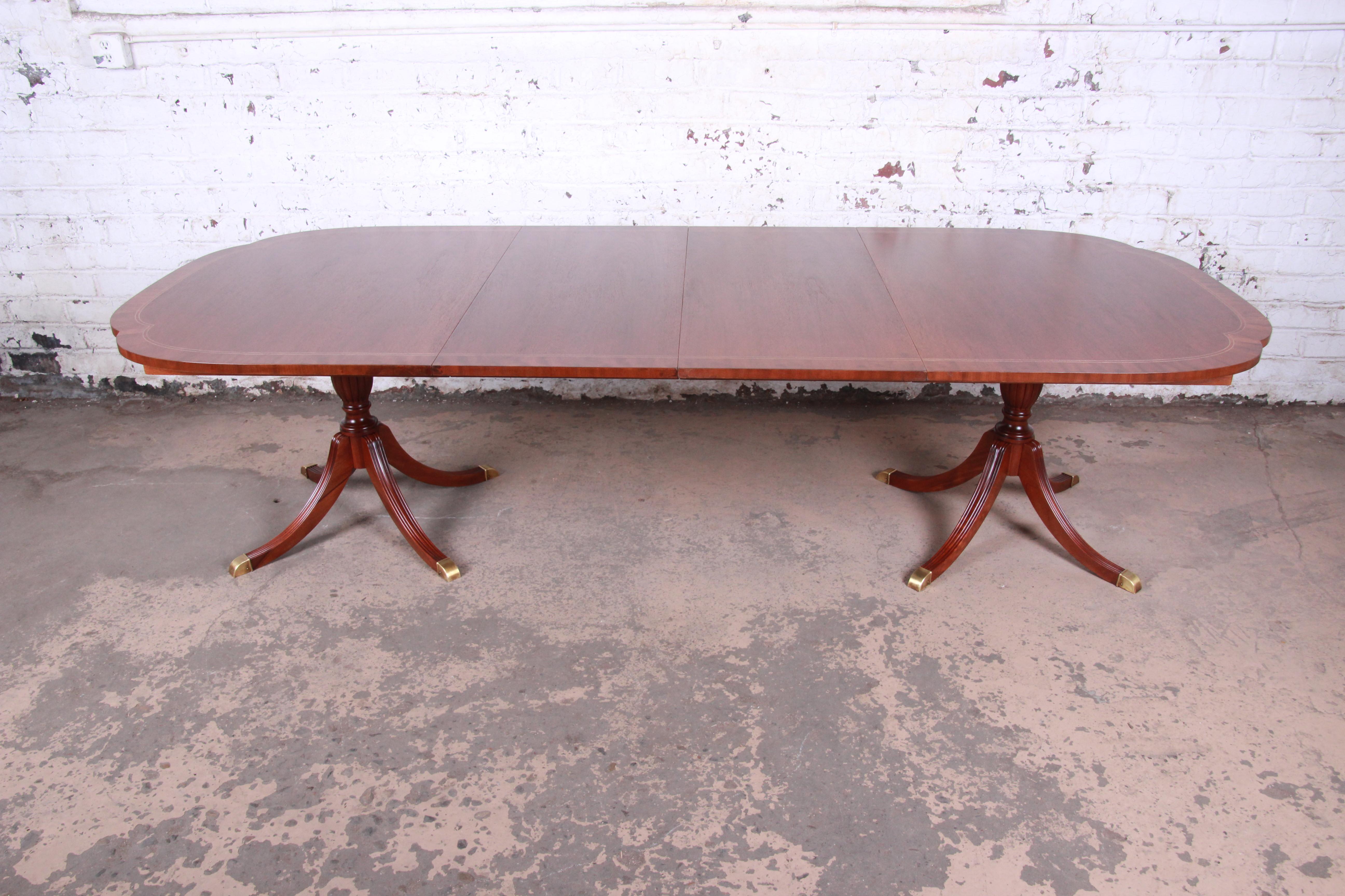 An exceptional traditional Georgian style banded mahogany double pedestal dining table

By Councill Craftsmen Furniture

USA, circa 1980s

Measures: 70.13