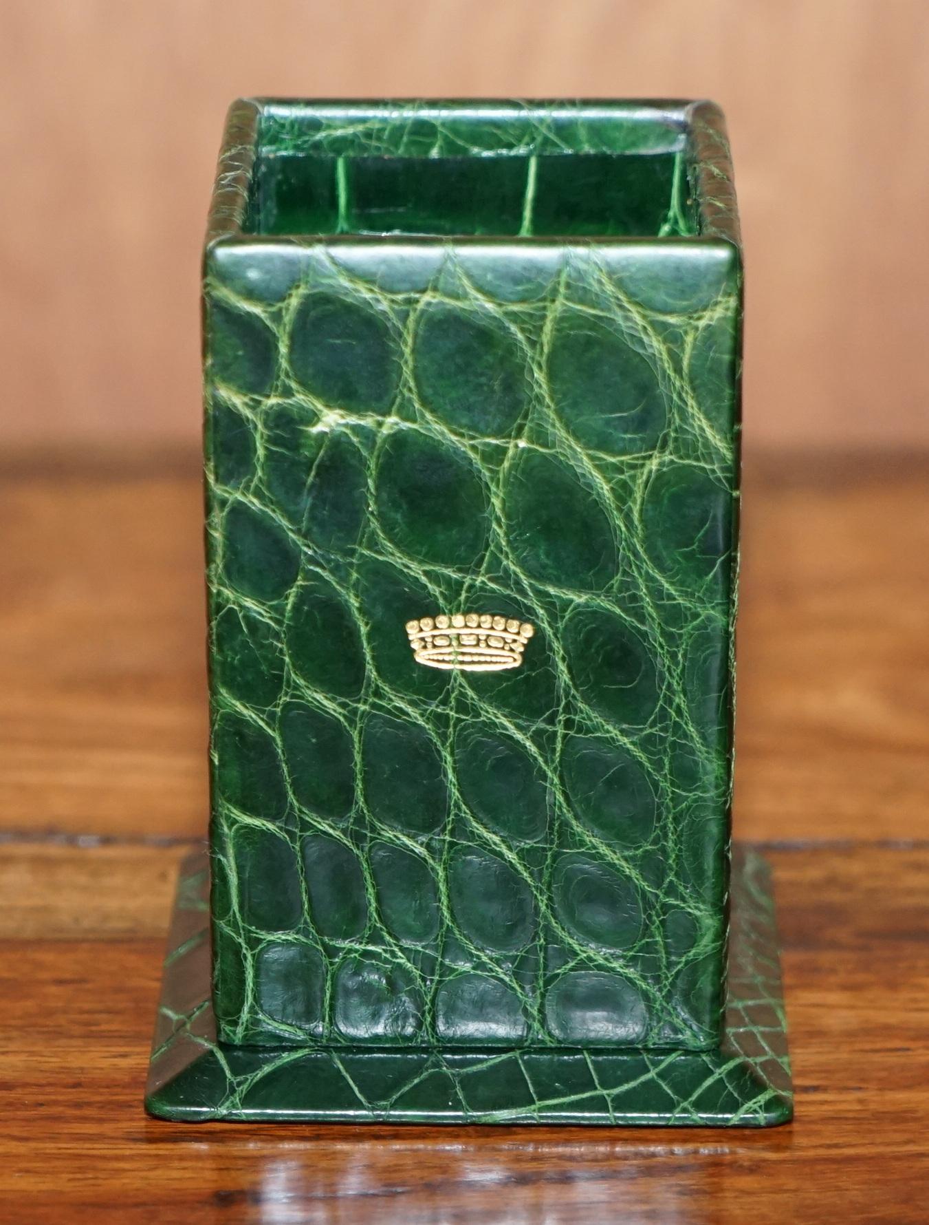 Ensemble de bureau de 7 pièces en cuir de crocodile vert et or 24 carats Asprey du Comte en vente 9