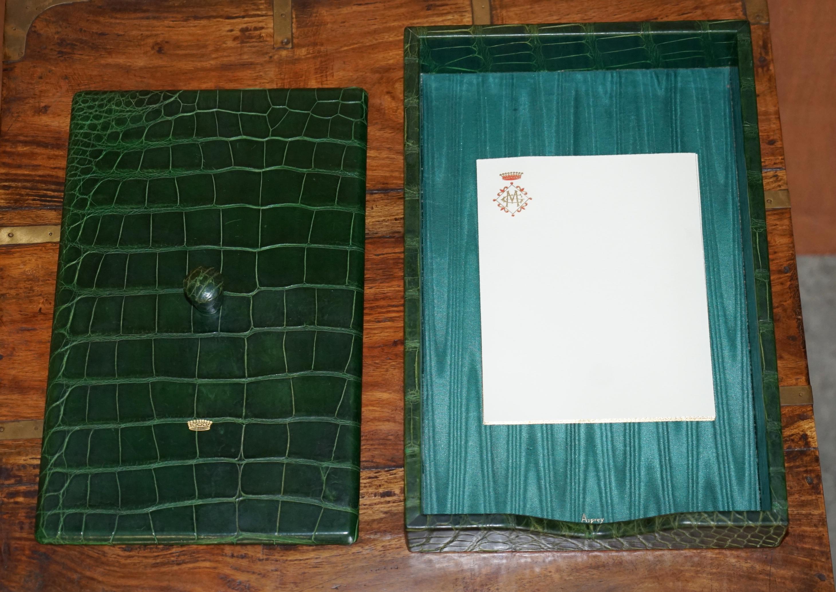 Ensemble de bureau de 7 pièces en cuir de crocodile vert et or 24 carats Asprey du Comte en vente 12