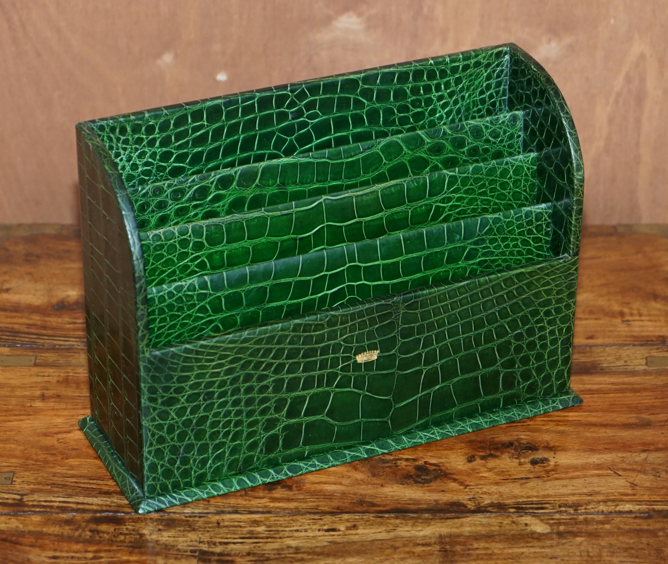 Wir freuen uns, dieses einzigartige, von einem polnischen Grafen auf Bestellung gefertigte Stück aus grünem Asprey-Krokodilleder mit eingelegter Krone aus 24-karätigem Gold und Schreibtischgarnitur zum Verkauf anzubieten

Dies ist so ziemlich das