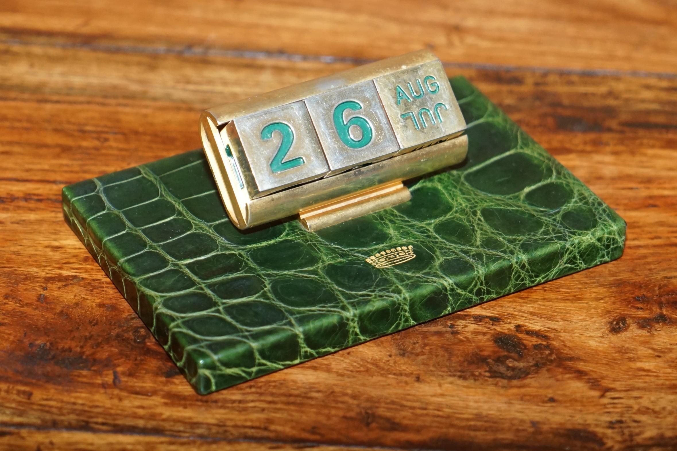 20ième siècle Ensemble de bureau de 7 pièces en cuir de crocodile vert et or 24 carats Asprey du Comte en vente