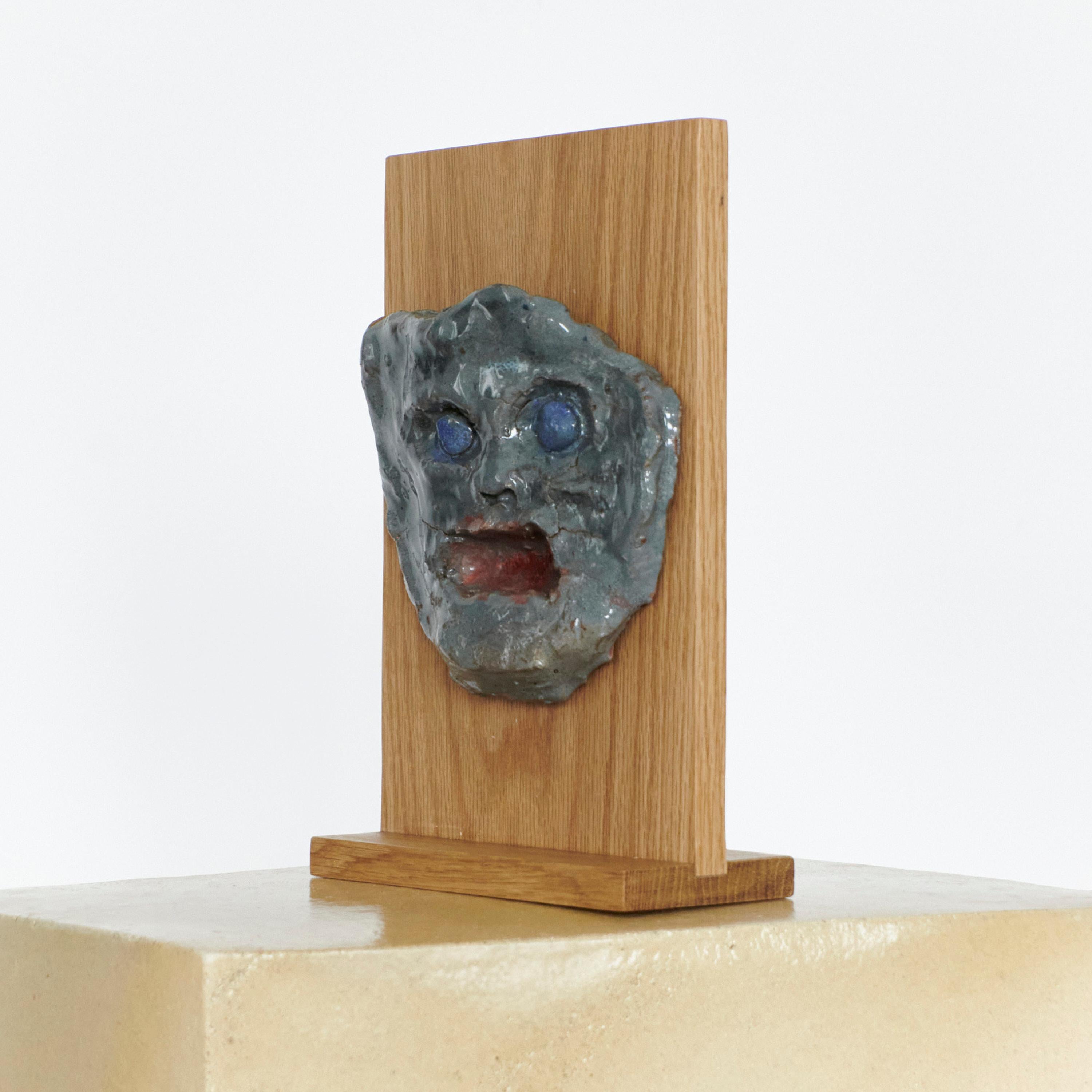Máscara de cerámica sobre marco de roble, Tom R PORTER, Londres.

Marco de roble 30 x A17,5 cm
Máscaras de cerámica H14 x W16 cm

De la serie Semblante o Cara, presentada en 2024 en 