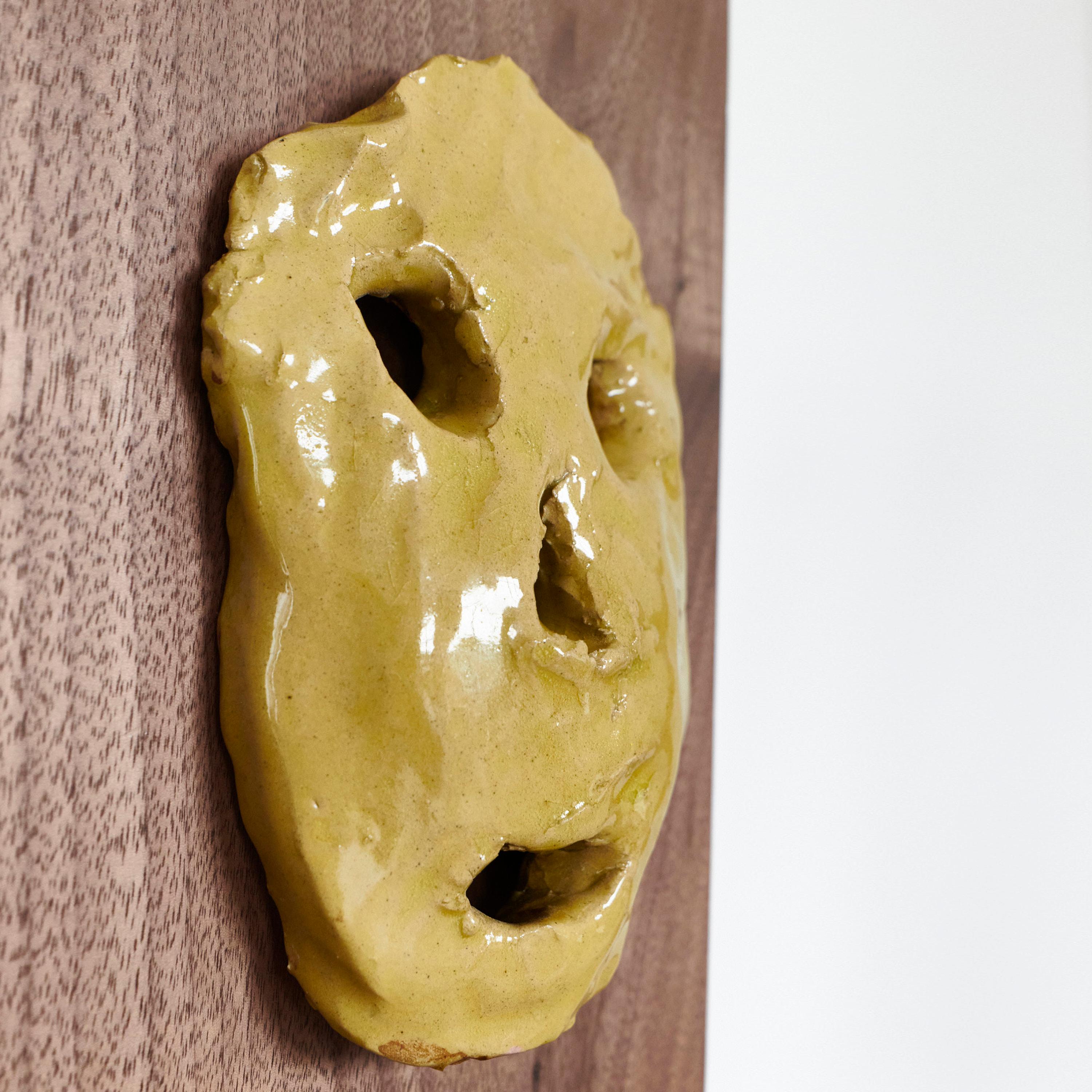 Maschera in ceramica su telaio in noce, Tom R PORTER, Londra.

Cornice in noce 30 x L17,5 cm
Maschere in ceramica H14 x L16 cm

Dalla serie Countenance o CARA, presentata nel 2024 al ROSTOS di Melides, in Portogallo.

Tom Porter presenta una