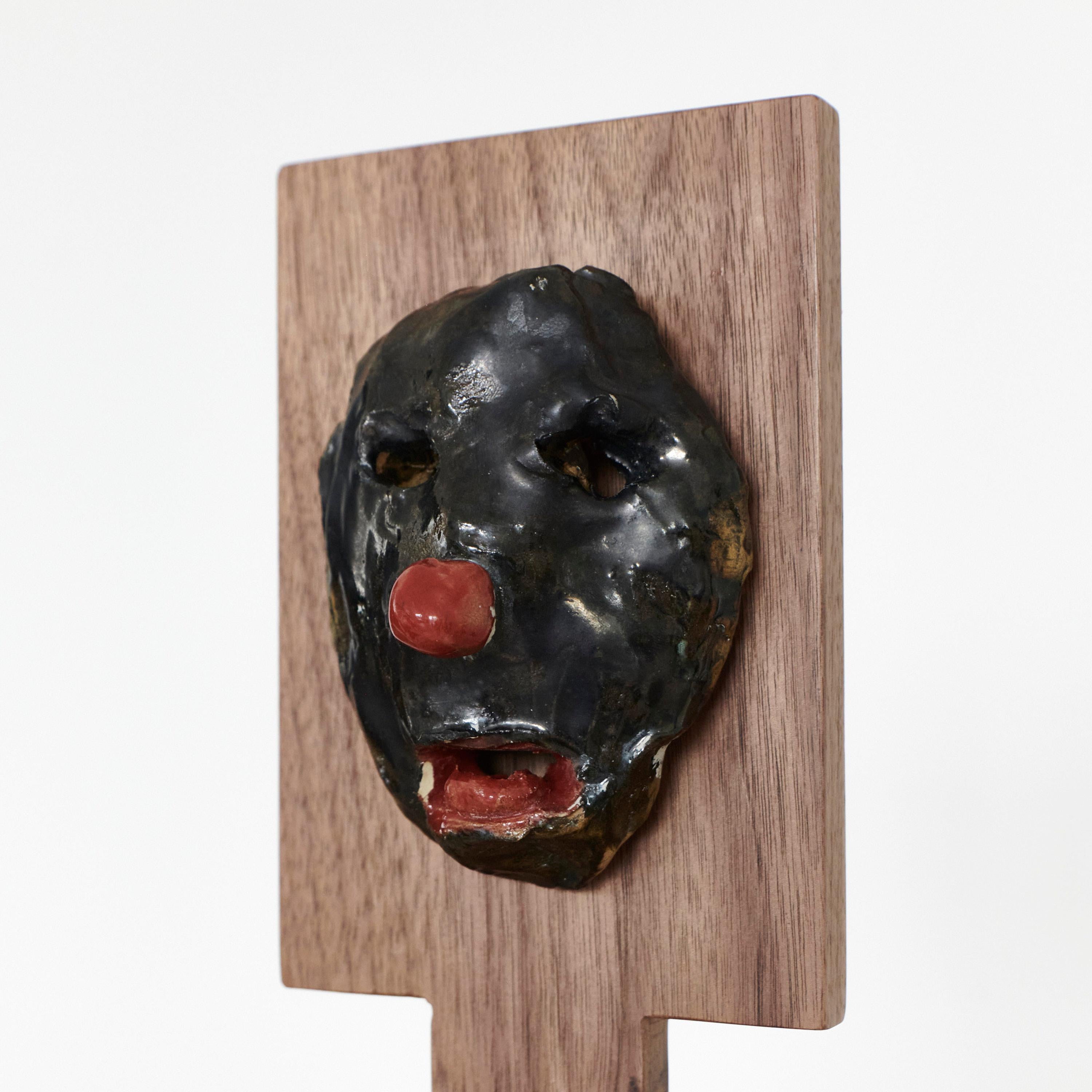 Maschera in ceramica su telaio in noce, Tom R PORTER, Londra.

Telaio in noce H31 x L13 cm
Maschere in ceramica H13 x W10 cm

Dalla serie Countenance o CARA, presentata nel 2024 al ROSTOS di Melides, in Portogallo.

Tom Porter presenta una selezione
