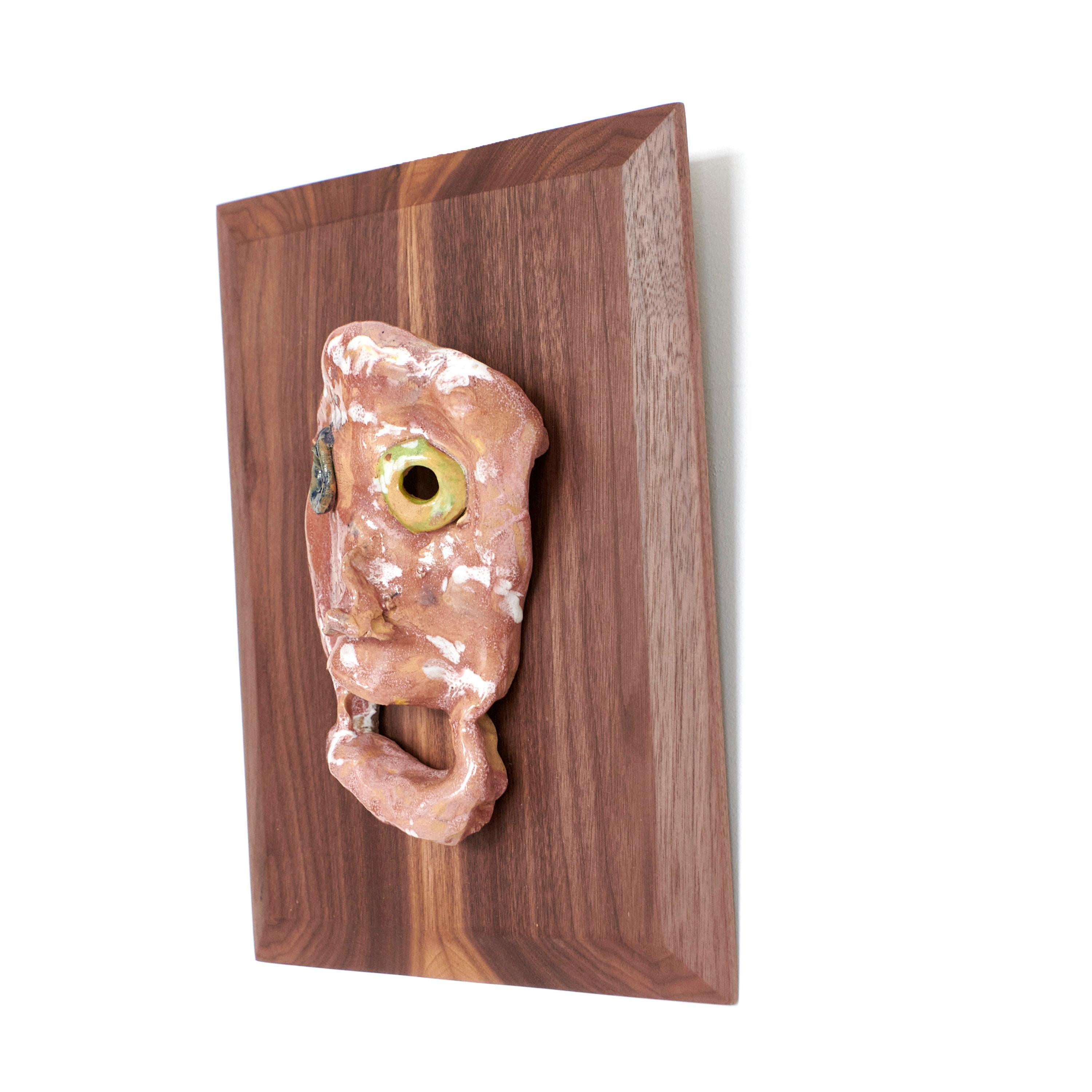 Maschera in ceramica su telaio in noce, Tom R PORTER, Londra.

Cornice in noce H34,5 x W26,5 cm
Maschere in ceramica H21 x W13 cm

Dalla serie Countenance o CARA, presentata nel 2024 al ROSTOS di Melides, in Portogallo.

Tom Porter presenta una