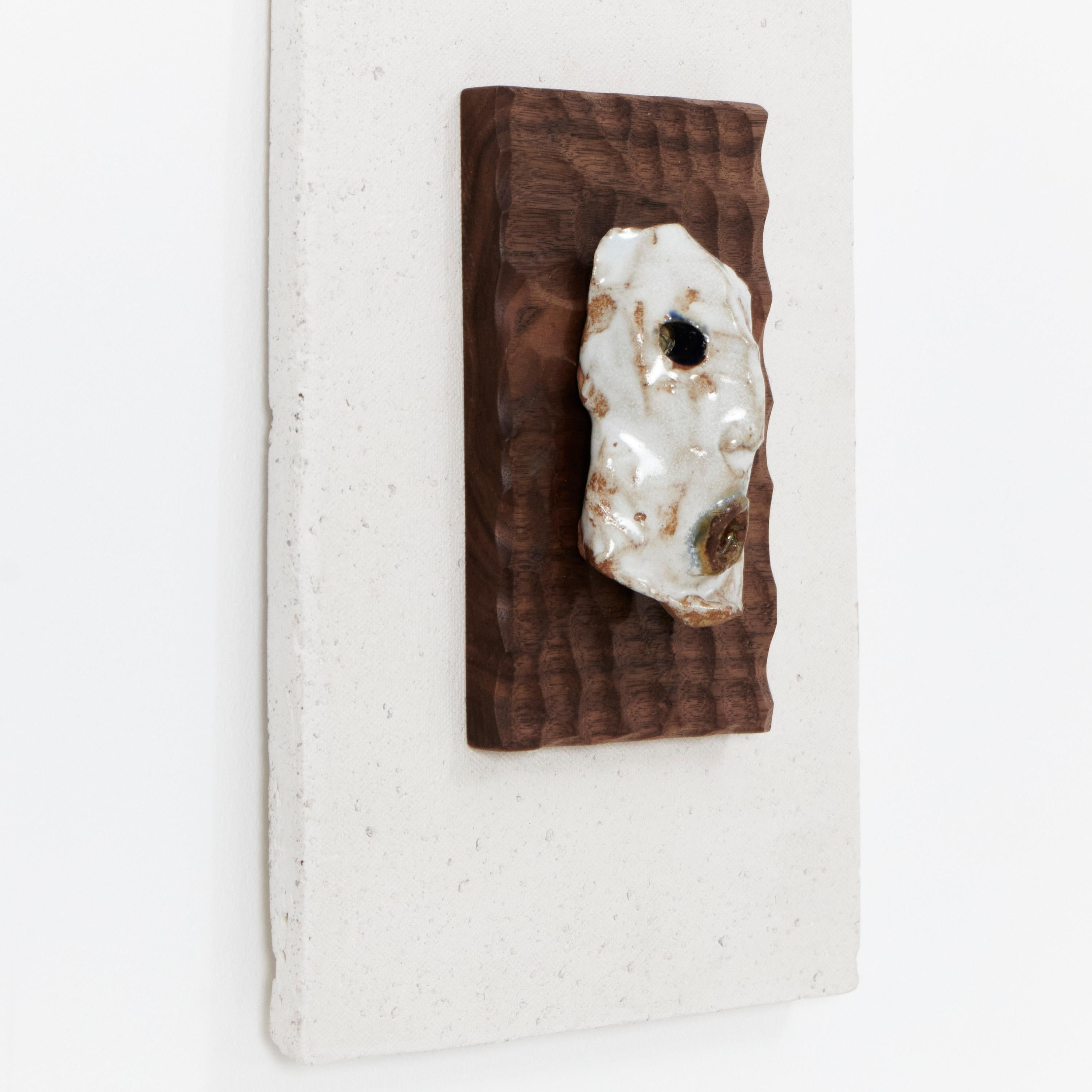 Maschera in ceramica su telaio in ceramica non smaltata e noce sgrossato, Tom R PORTER, Londra.

Telaio in ceramica e noce H32 x L24,5 cm
Maschere in ceramica H9 x L5 cm

Dalla serie Countenance o CARA, presentata nel 2024 al ROSTOS di Melides, in