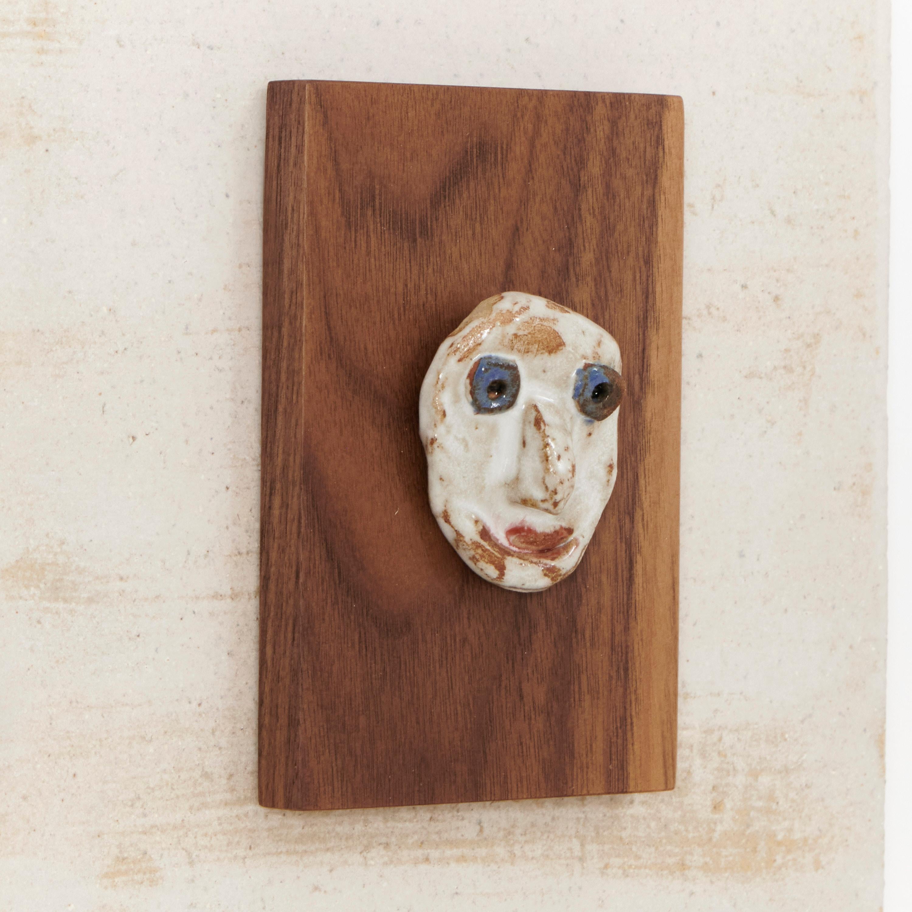  Maschera in ceramica su piastrella di ceramica e cornice in noce, Tom R PORTER, Londra.

Telaio in ceramica e noce H32 x L24,5 cm
Maschere in ceramica H6 x L5 cm

Dalla serie Countenance o CARA, presentata nel 2024 al ROSTOS di Melides, in