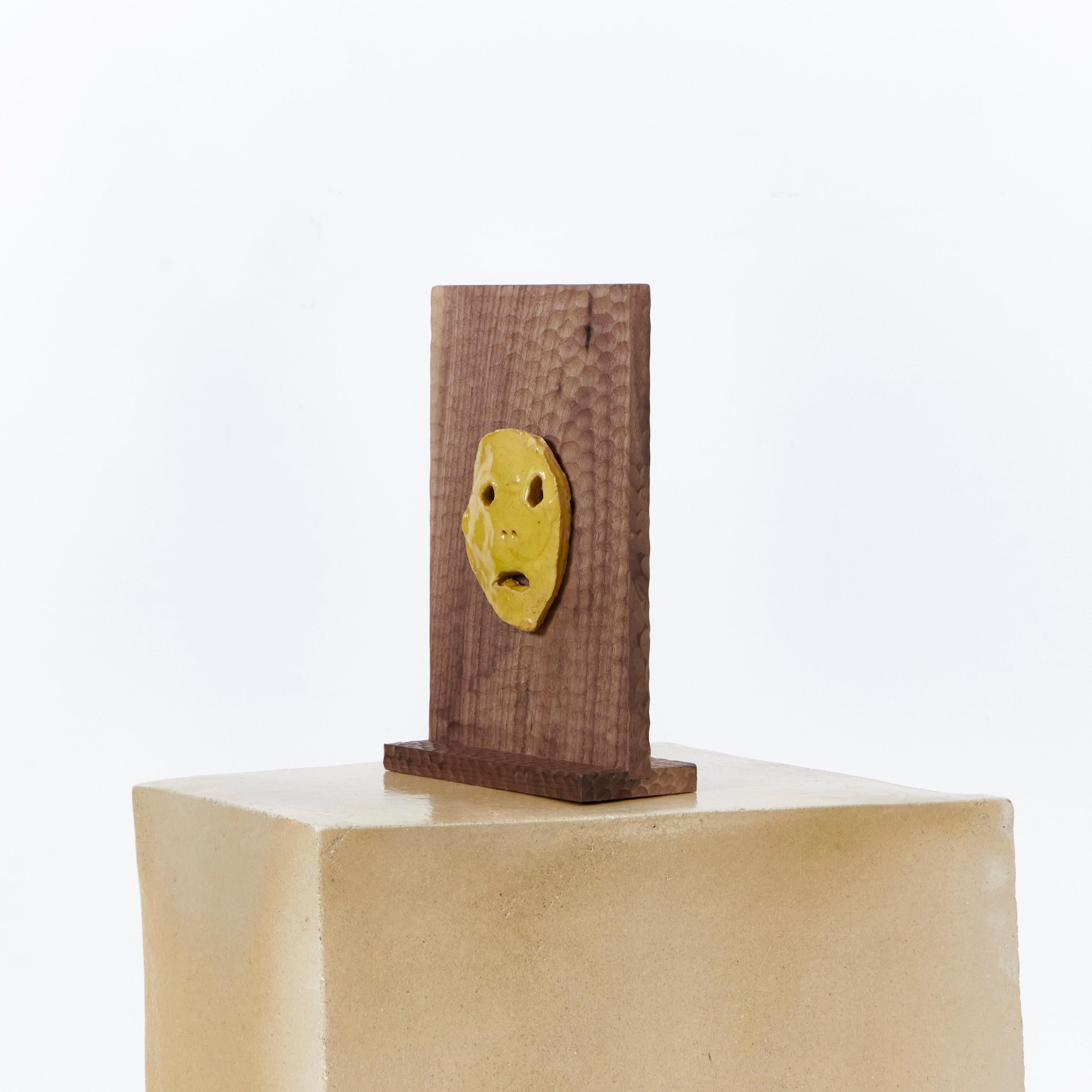 Keramische Maske auf einem Rahmen aus beschnittenem Nussbaumholz, Tom R PORTER, London.

Rahmen Nussbaum satiniert 26,5 x B17 cm
Keramische Maske H11 x B8 cm

Aus der Serie Countenance oder CARA, die 2024 im 