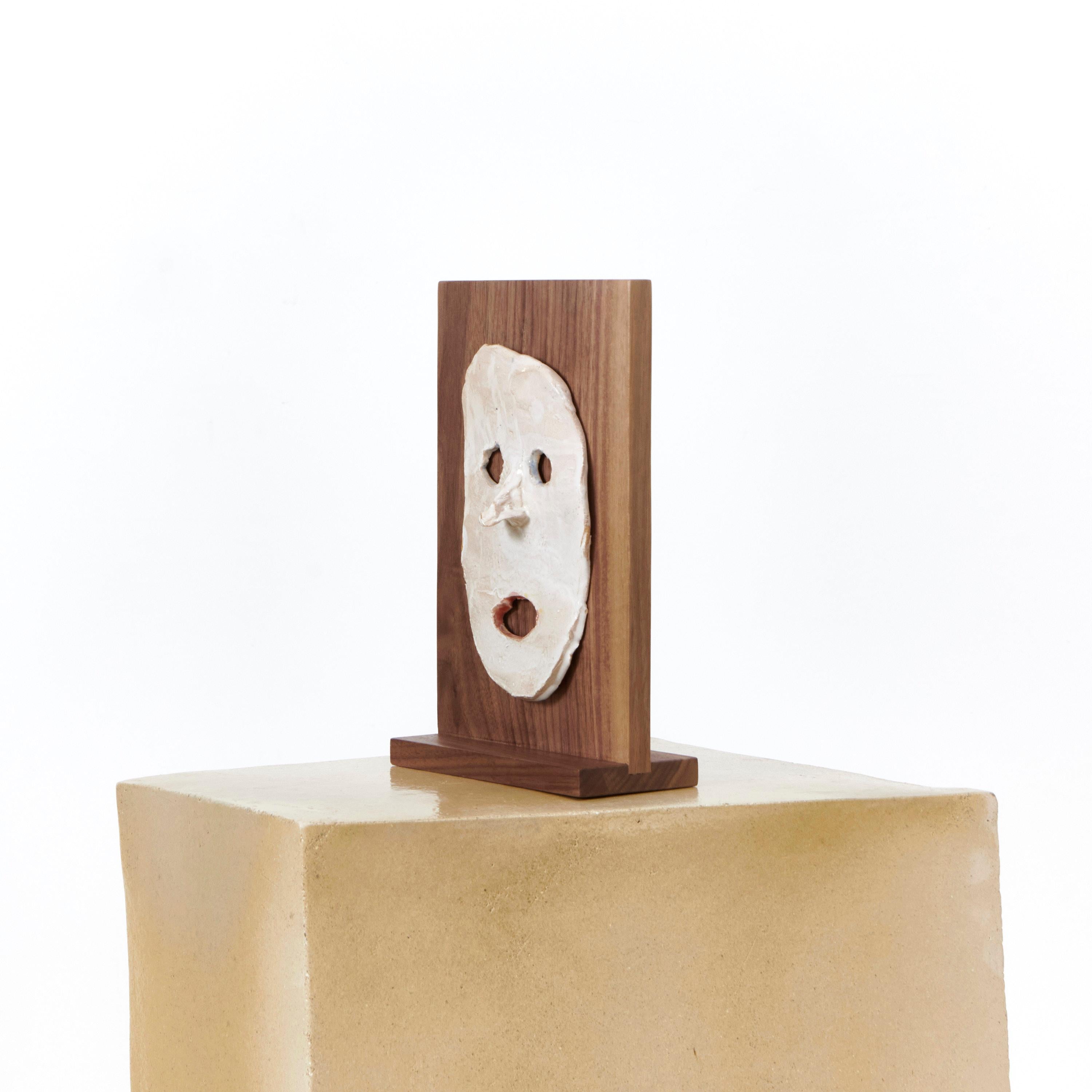 Maschera in ceramica su telaio in noce, Tom R PORTER, Londra.

Cornice in noce 26,5 x L17 cm
Maschera in ceramica H19,5 x W11,5 cm

Dalla serie Countenance o CARA, presentata nel 2024 al ROSTOS di Melides, in Portogallo.

Tom Porter presenta una