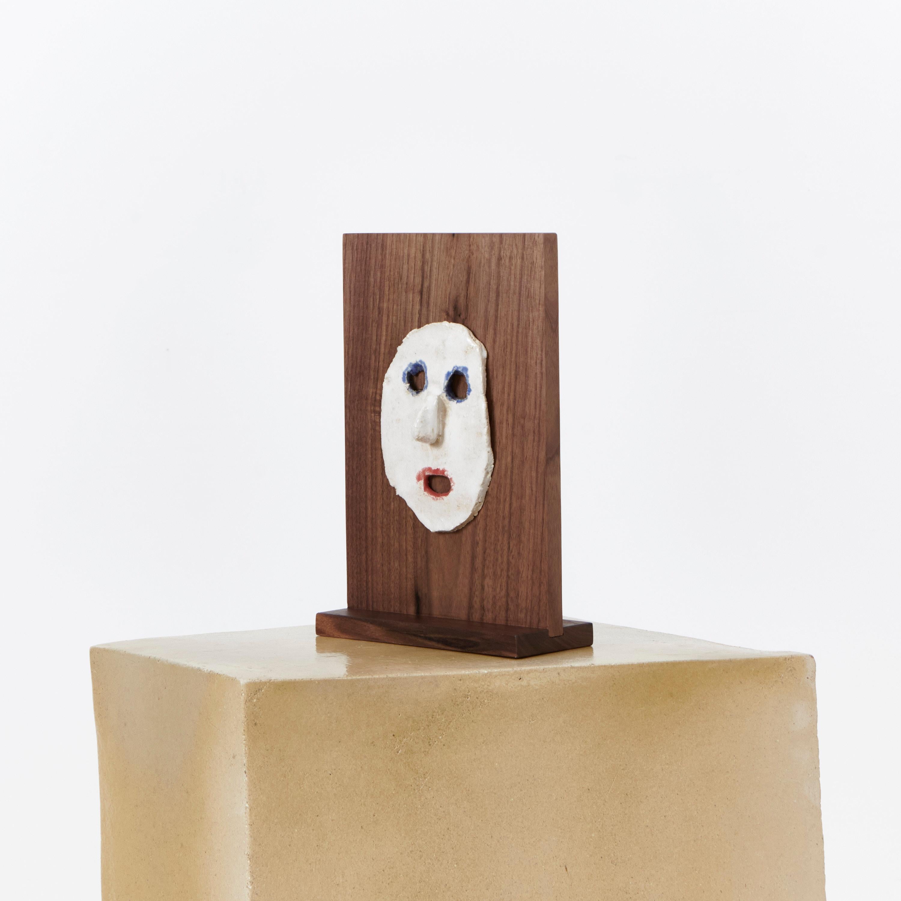 Maschera in ceramica su telaio in noce, Tom R PORTER, Londra.

Cornice in noce 26,5 x L17 cm
Maschere in ceramica H13,5 x L9 cm

Dalla serie Countenance o CARA, presentata nel 2024 al ROSTOS di Melides, in Portogallo.

Tom Porter presenta una