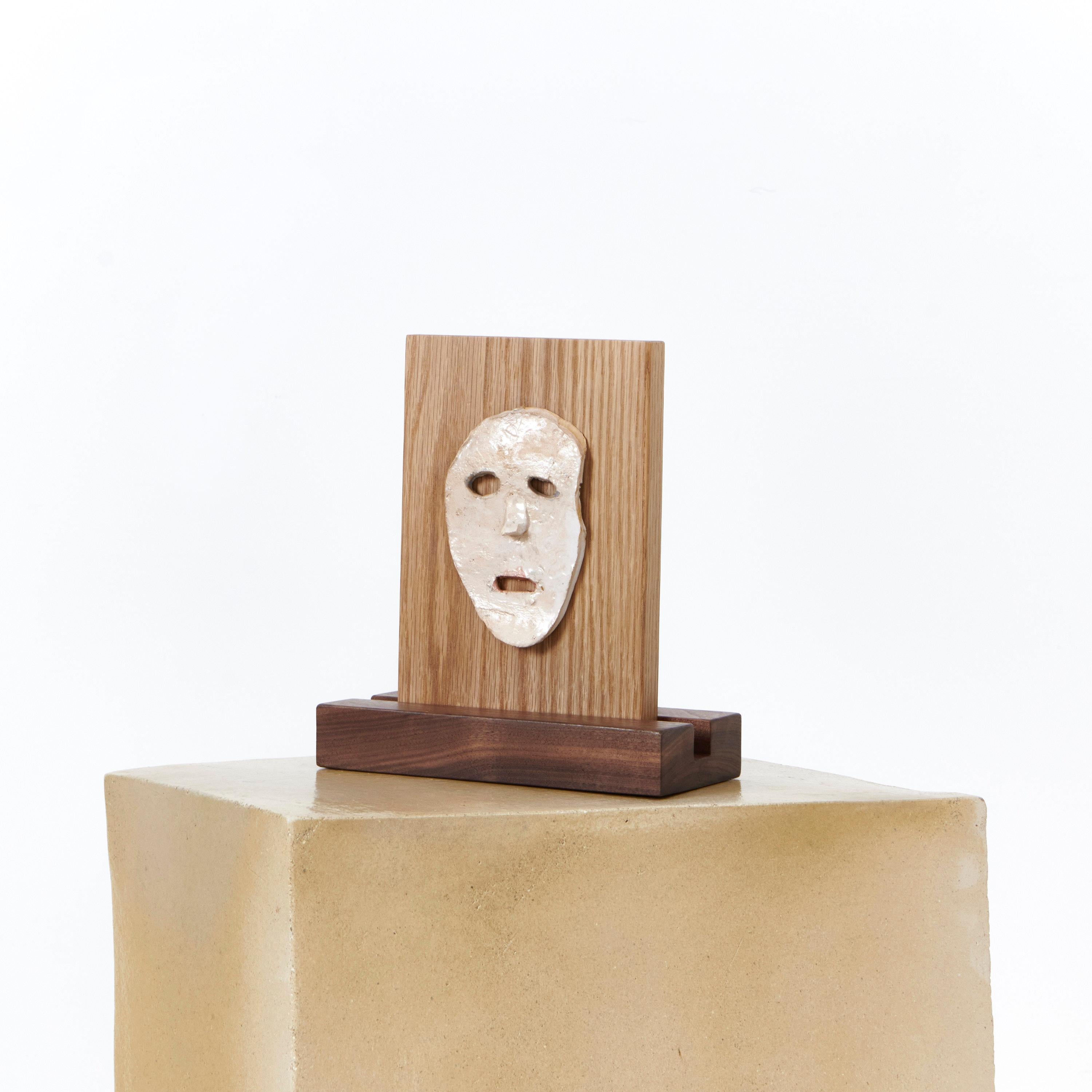 Máscara de cerámica sobre marco de nogal y roble,  Tom R PORTER, Londres.

Marco de roble y nogal H23 x A21 cm
Máscara de cerámica H13 x A8,5 cm

De la serie Semblante o Cara, presentada en 2024 en 