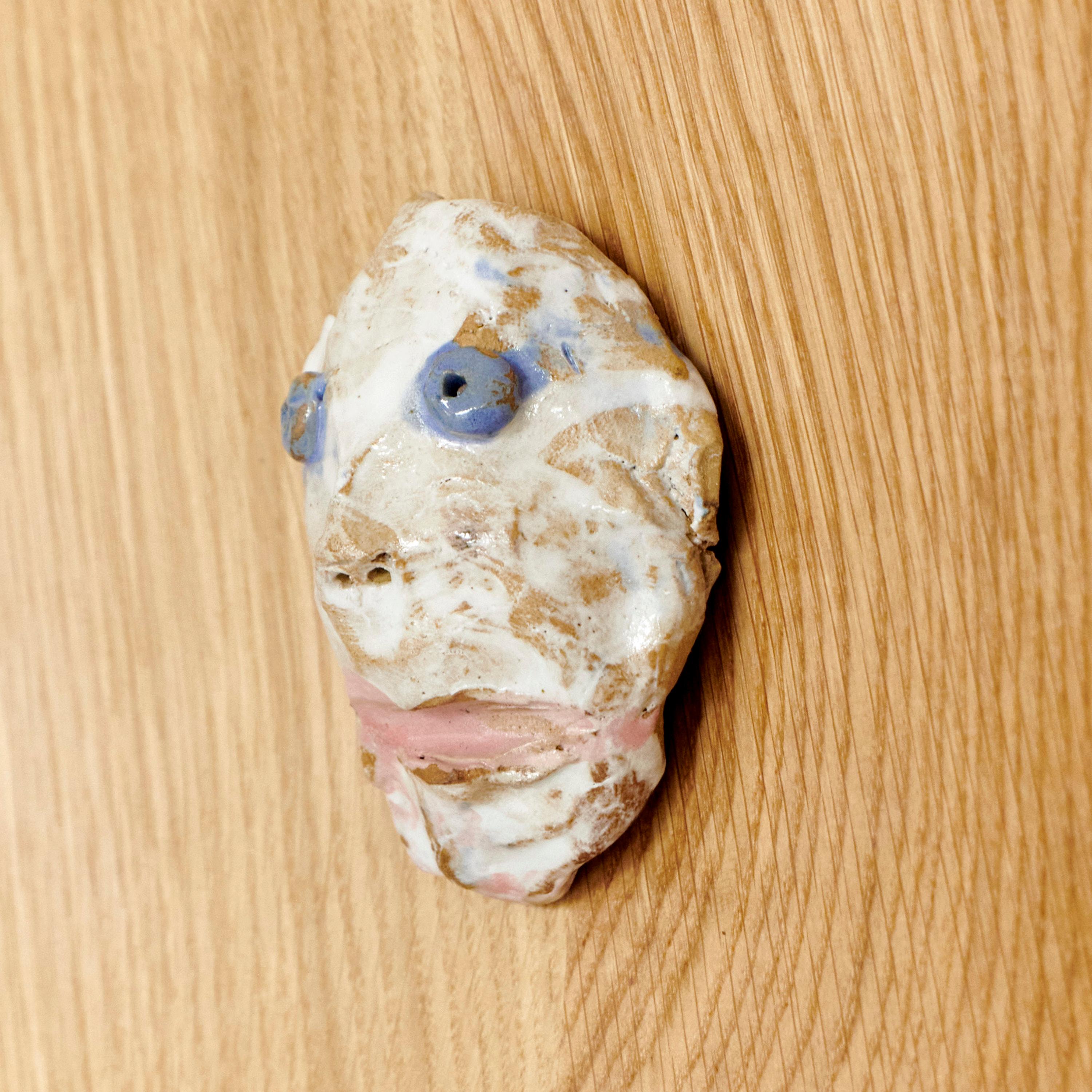 Keramische Masken auf Eichenholzrahmen, Tom R PORTER, London.

Rahmen aus Eiche 35 x B34 cm
Keramische Maske H8 x B7 cm
2x Keramische Masken H2 x B2 cm

Aus der Serie Countenance oder CARA, die 2024 im 