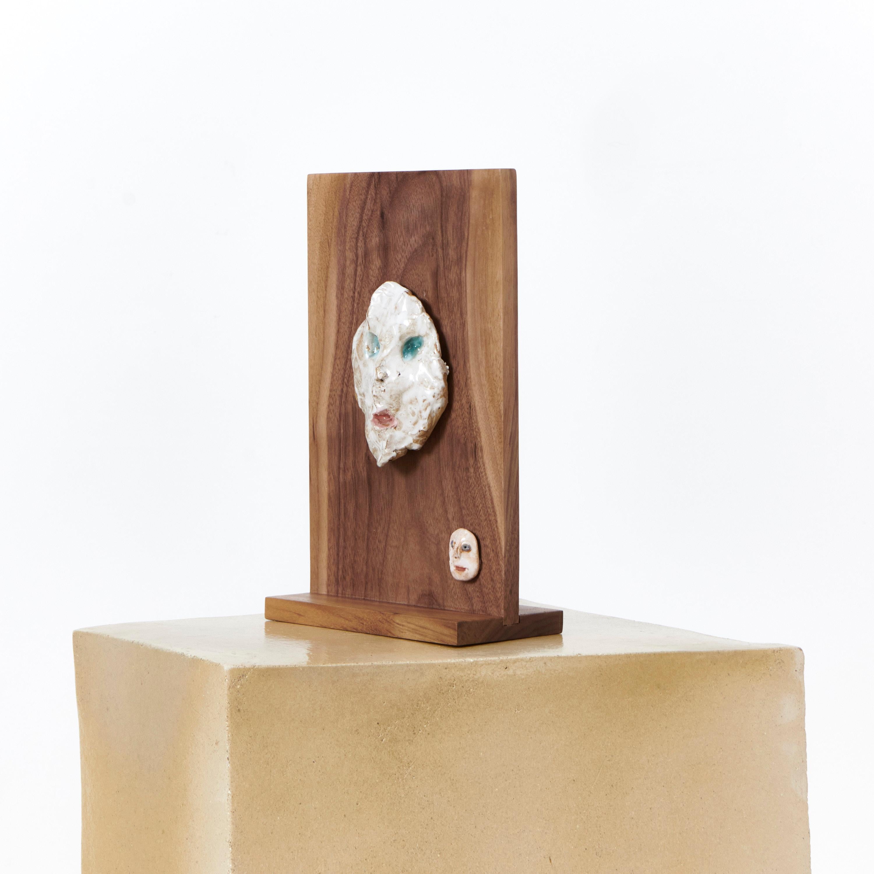 Maschere in ceramica su telaio in noce e Oak,  Tom R PORTER, Londra.

Cornice in noce 26,5 x L17 cm
Maschera in ceramica H12 x L8,5 cm
Maschera in ceramica H3 x W2 cm

Dalla serie Countenance o CARA, presentata nel 2024 al ROSTOS di Melides, in