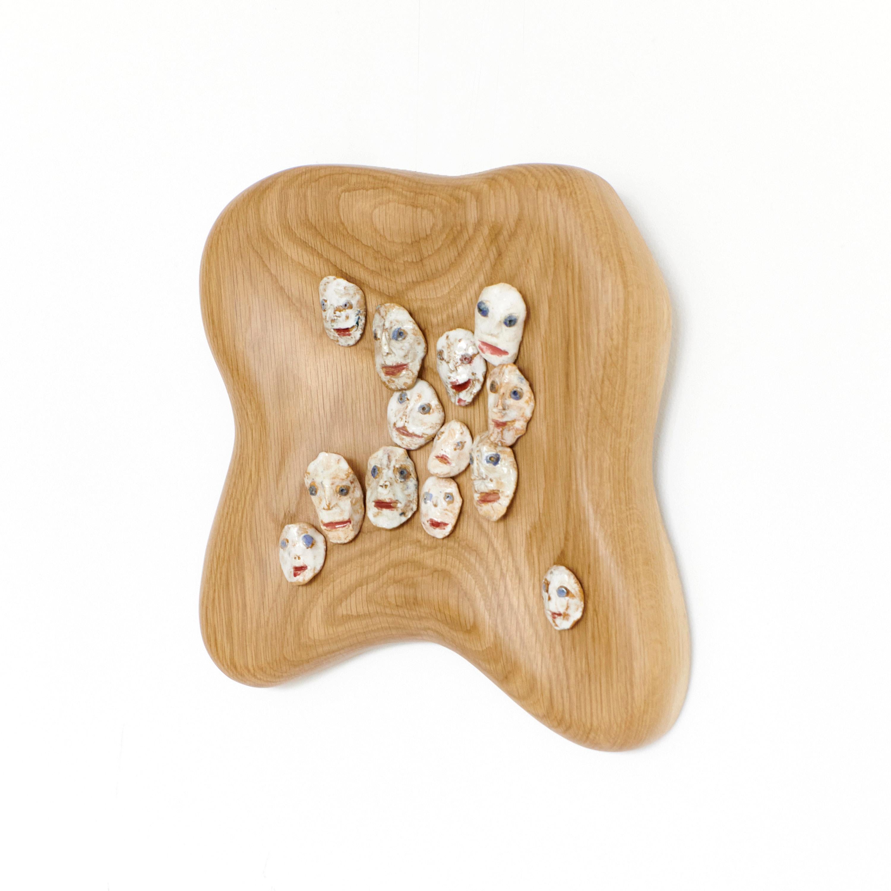 Maschere in ceramica su cornice di quercia, Tom R PORTER, Londra.
Telaio Oak H31 x L13 cm
14x Maschere in ceramica H2 x W2 cm

Dalla serie Countenance o CARA, presentata nel 2024 al ROSTOS di Melides, in Portogallo.

Tom Porter presenta una