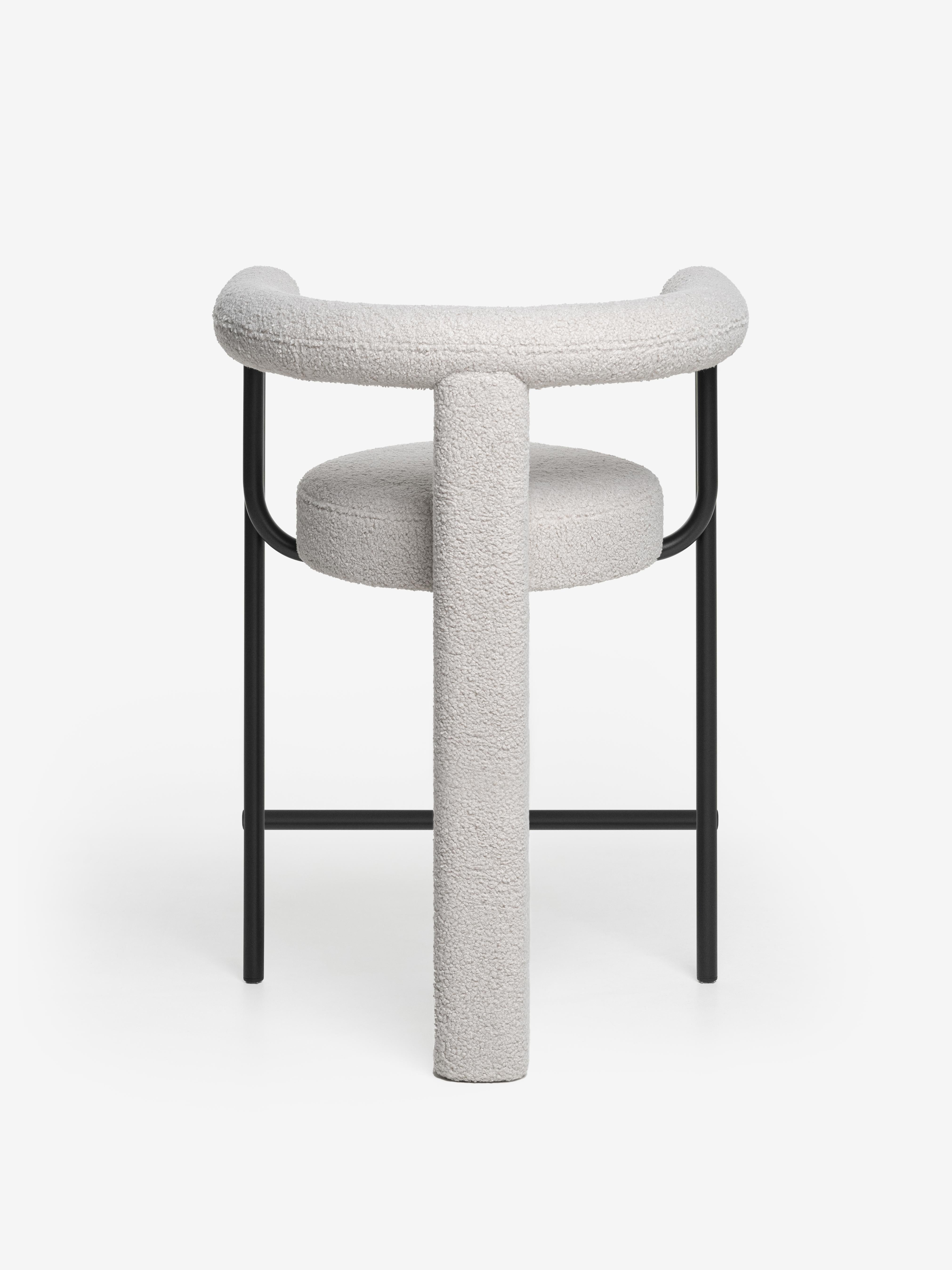 Der Balance Counter Hocker verbindet eleganten Minimalismus mit außergewöhnlichem Komfort. Dieser Hocker mit seinen klaren, skulpturalen Linien und seiner perfekt ausbalancierten Silhouette wurde für zeitgenössische Interieurs entworfen und bringt