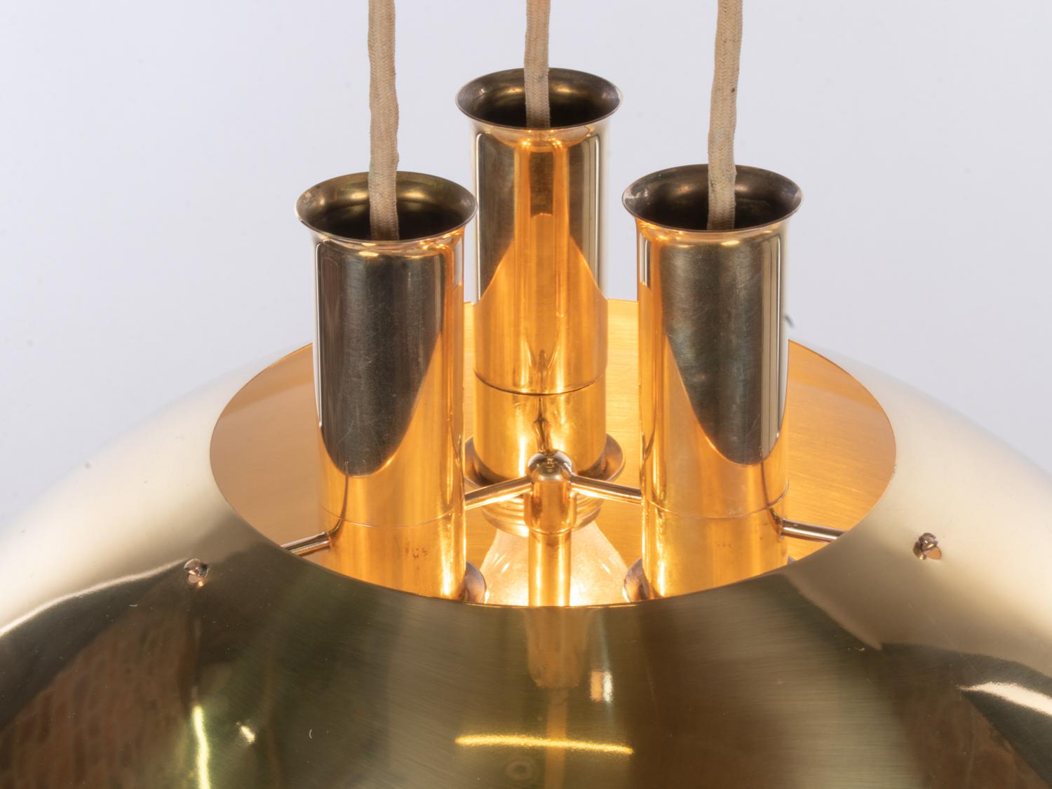 Elegant and very rare, early version of this large counter balance pendant light by Florian Schulz / Licht und Objekt made in Germany in the 1950s.

Adjustable construction made of polished brass, equipped with a fabric cable, brass ball