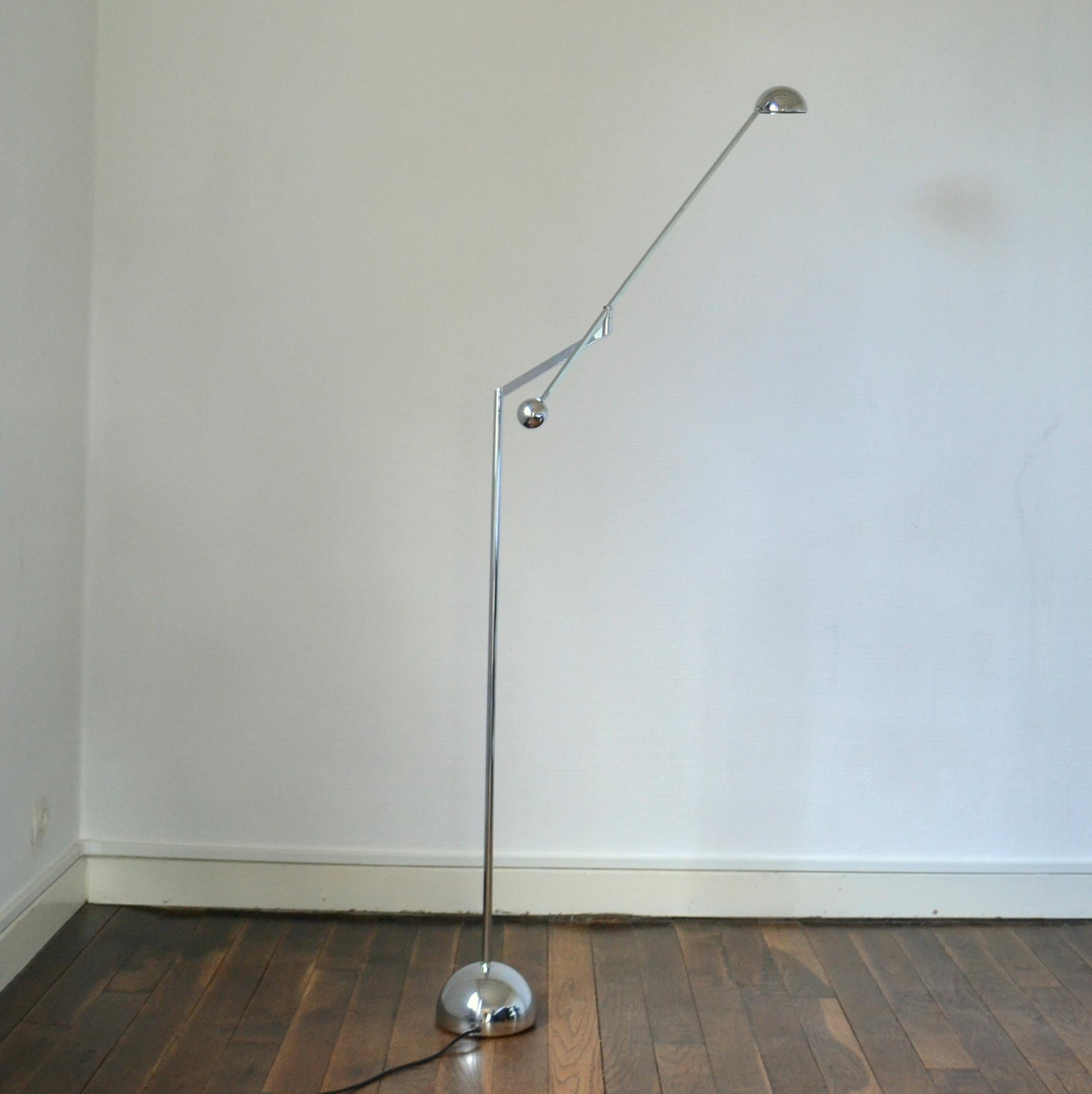 Chrome counterbalance floor lamp minimal in design by Solken 1970's. The arm sits on an angled stand which can also be pivoted at 180 degrees. This gives the lamps optimize use. The long arm holding a spherical halogen light source on one side and