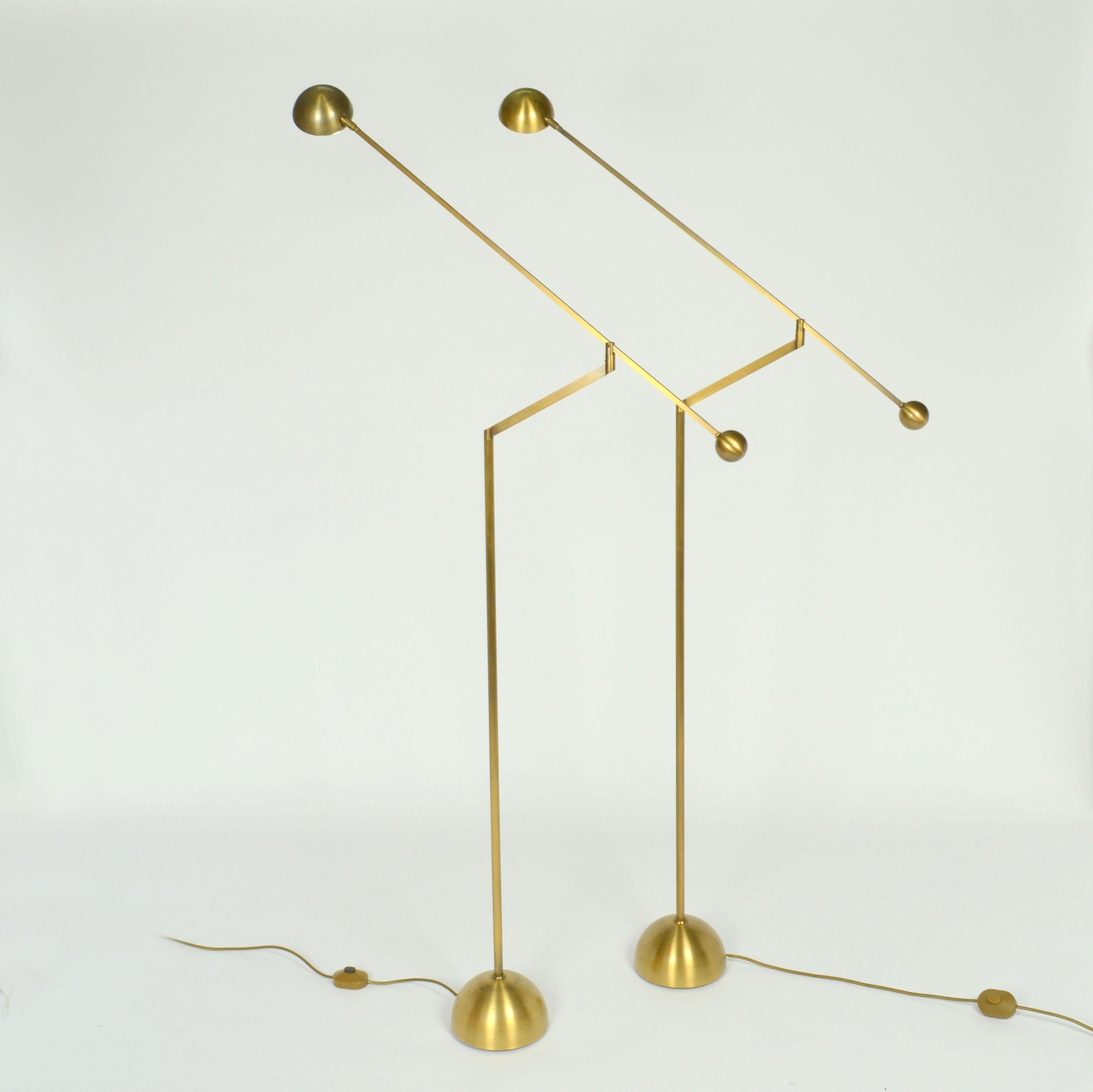 Minimalist brushed bronze counterbalance floor lamp by Solken, designed in the 1970s. Both sculptural and highly functional, this lamp was conceived as a focused reading light with an elegantly engineered form.

The long horizontal arm is mounted on