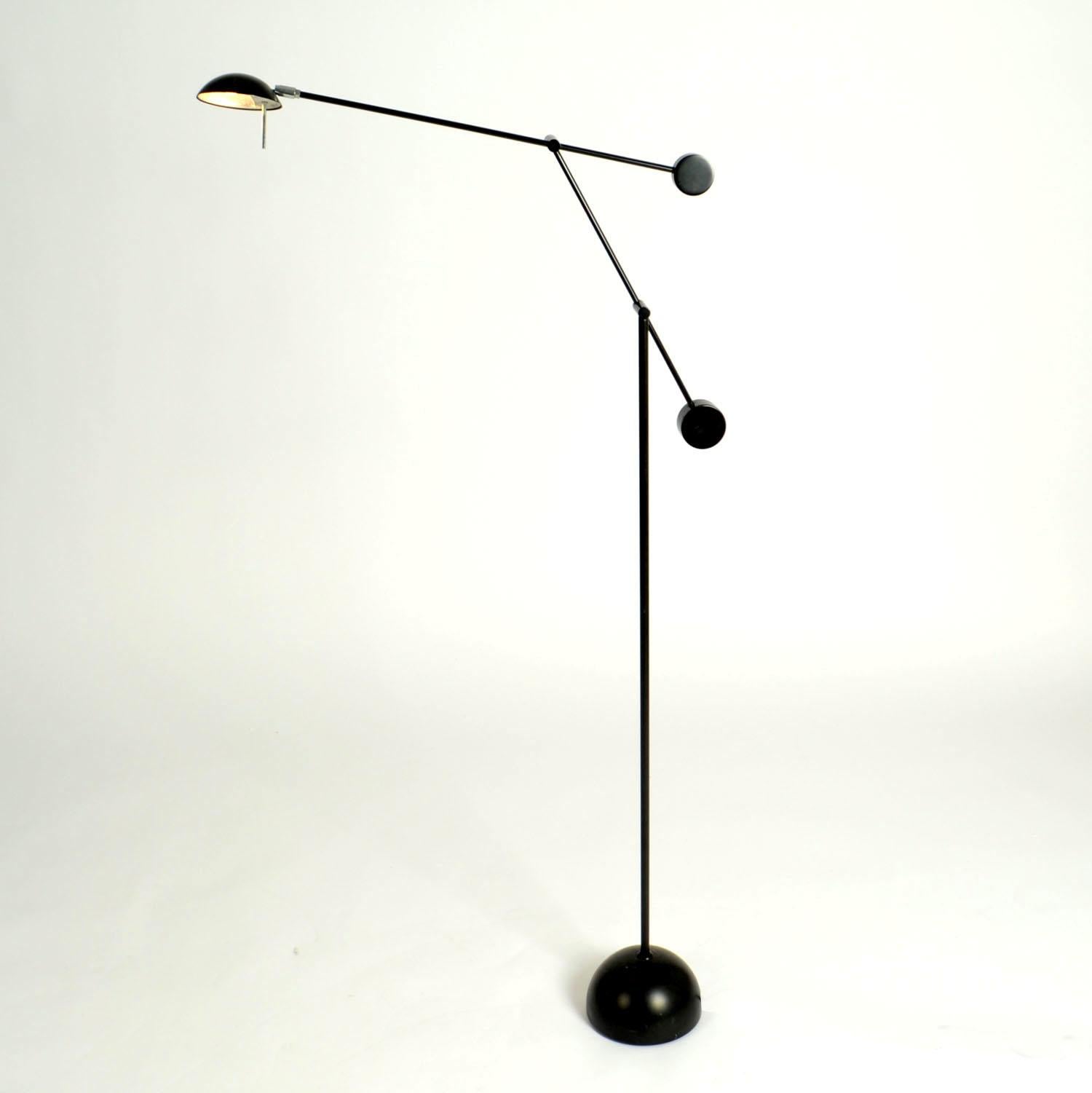 Lampadaire minimaliste à contrepoids noir de Sölken avec un double bras et deux contrepoids. Il est très flexible et peut être ajusté à près de 180 degrés. La source lumineuse halogène est fixée à un long bras qui tient un contrepoids en forme de