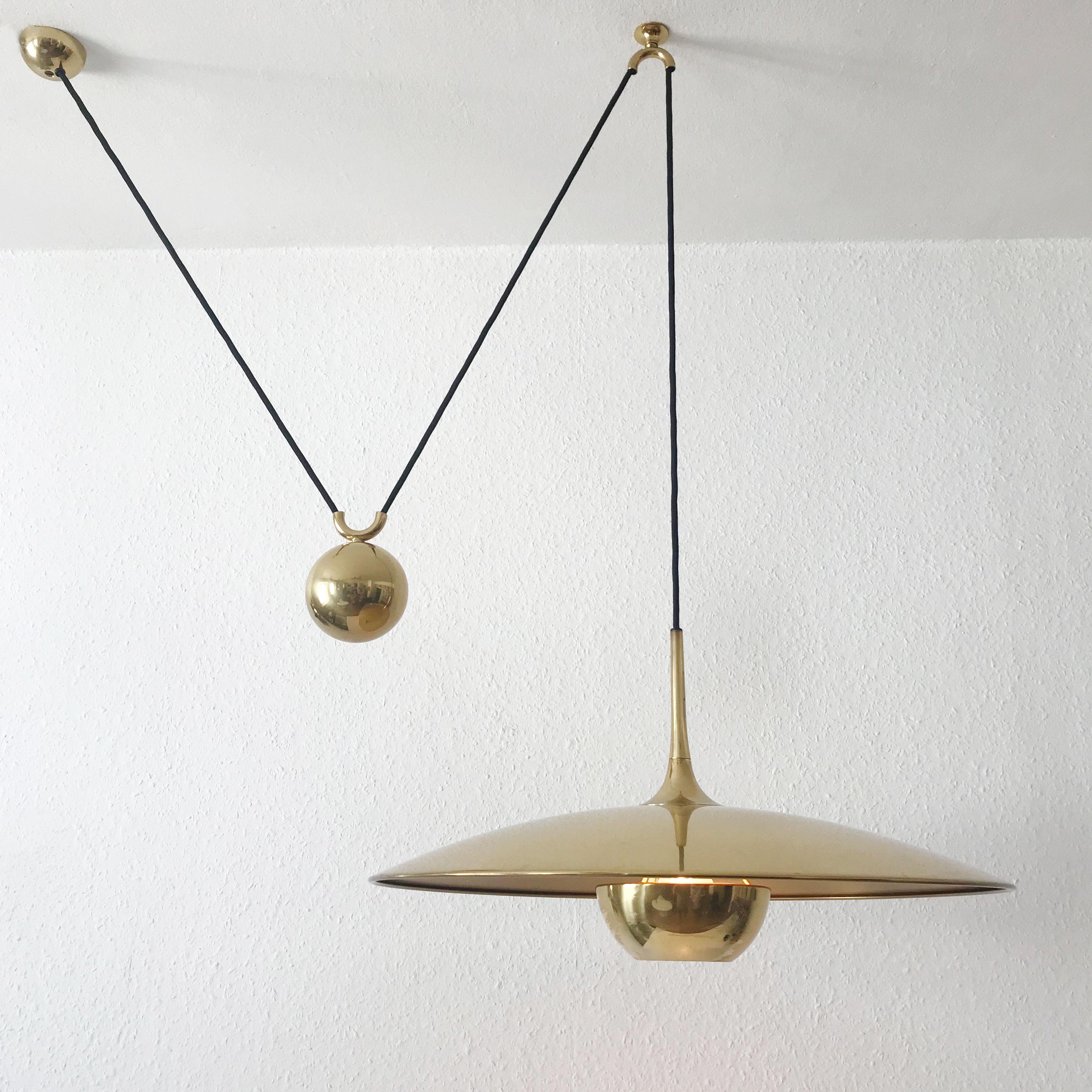 Elegant and large Mid-Century Modern counterweight pendant lamp Onos 55 by Florian Schulz, Germany, 1980s. Executed in polished brass.

The lamp needs one E27 Edison screw fit bulb, is wired. It runs both on 110 / 230 Volt.
Adjustable total