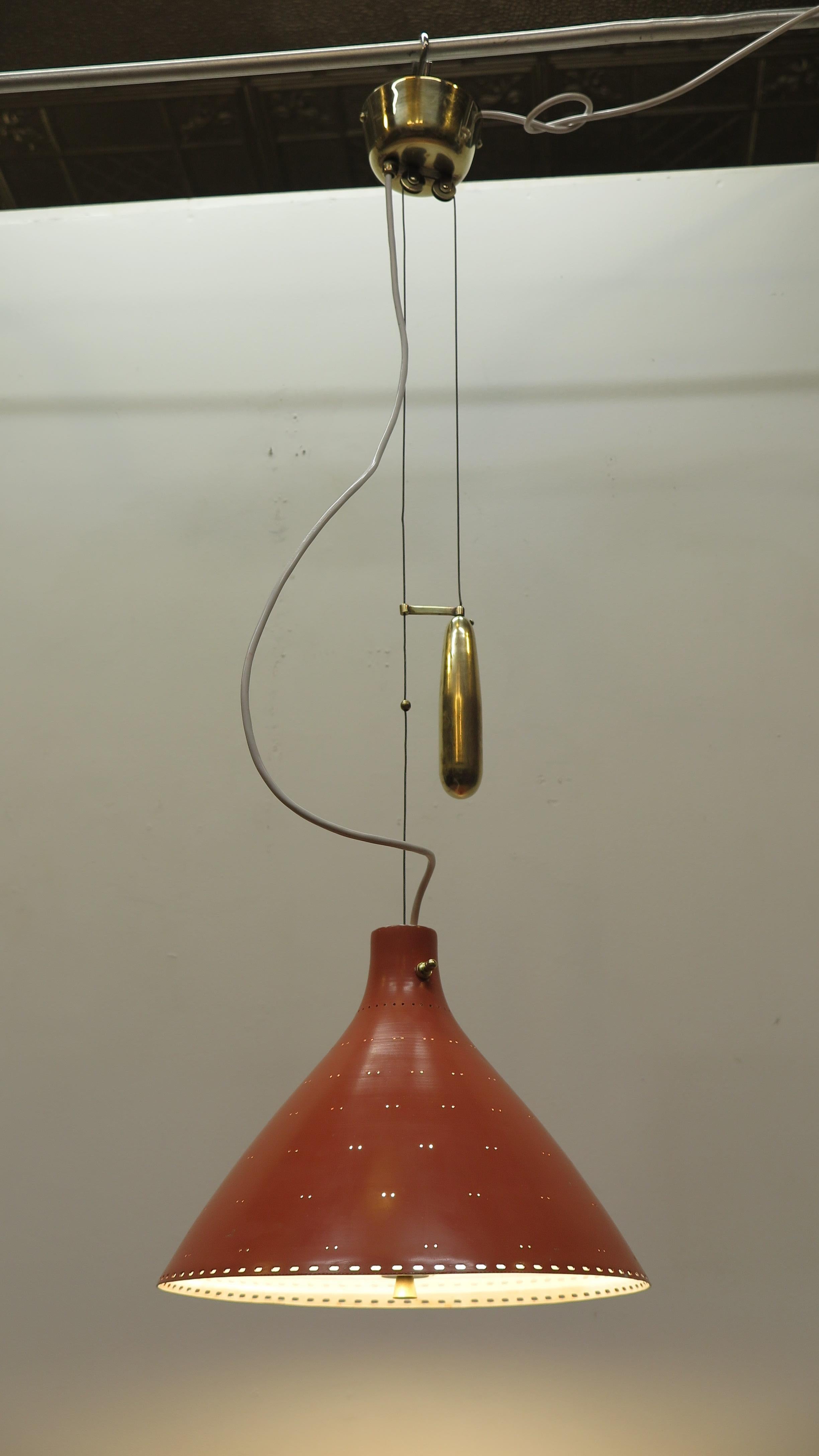 Lampada a sospensione a contrappeso Paavo Tynell. Lampada a sospensione a contrappeso di Paavo Tynell modello A1942. Ha un baldacchino in ottone con due ruote a carrucola, ricevitore a filo, cavo in acciaio inossidabile che sostiene il paralume