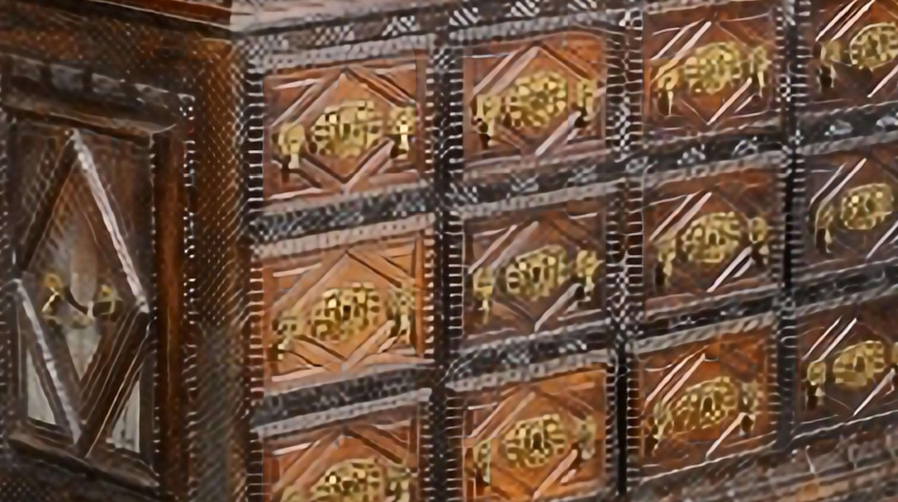 COUNTER / CABINET.

Portuguese 17th century.
in Brazilian Rosewood.
Twisted and shivered decoration.
With ten drawers simulating twelve.
Base with cut and hollow skirts, turned legs and transoms. Lacy hardware in yellow