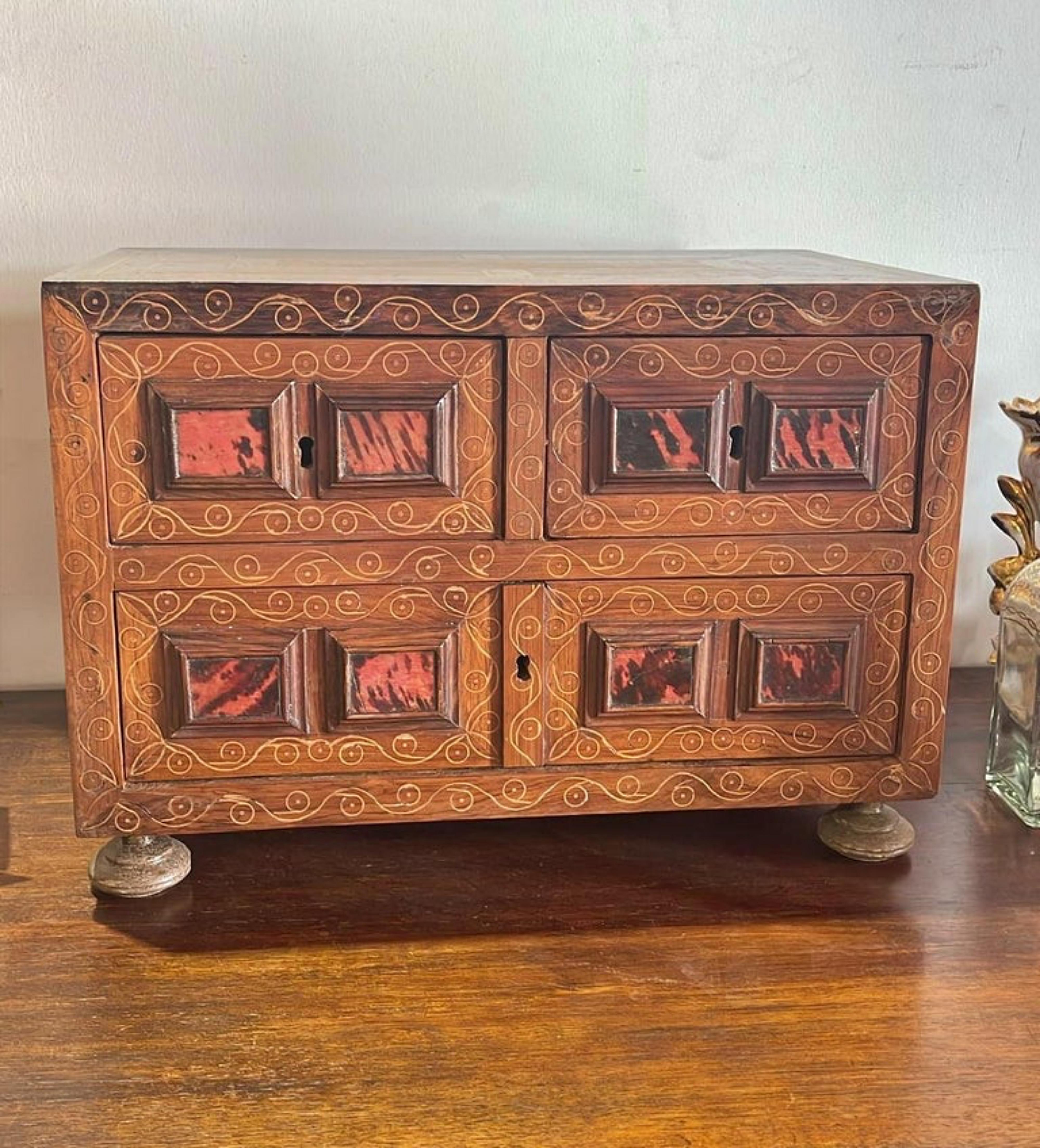COUNTER CASH

17th Century Flemish
in walnut wood with inlays, consisting of two drawers and a drawer.
Signs of use.
Dim.: 31.5 x 44 x 27 cm
good state