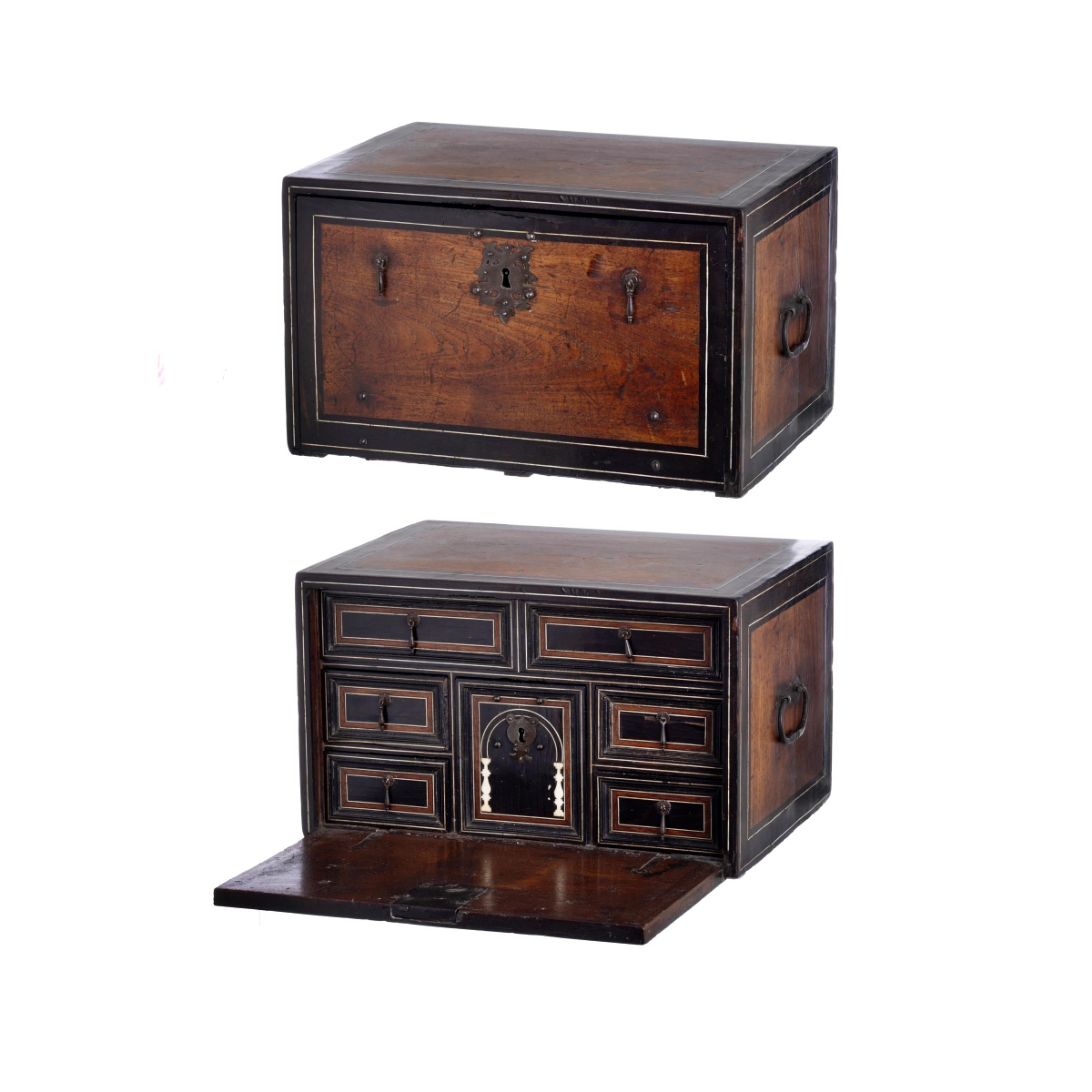 COUNTER CASH

Indo-Portuguese from the 17th century 
in ebony rosewood and ivory. 
Top, sides and front decorated with ivory inlay. 
Folding top showing factory with six drawers and central hatch. 
Metal hardware and wings. 
Small defects. Dim.: 24