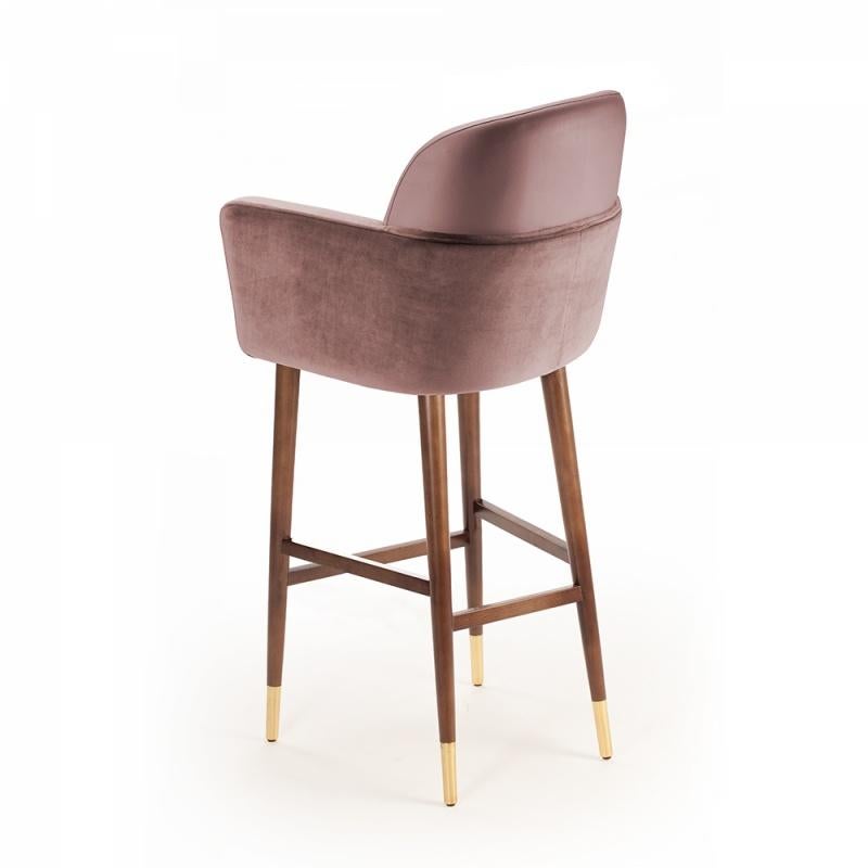 Round, smooth lines, with a combination of leather and fabric create the delicate balance of Doble chair that stand on copper fittings. A spirit of class and tranquility emanates from this comfortable chair. Materials were chosen carefully for an