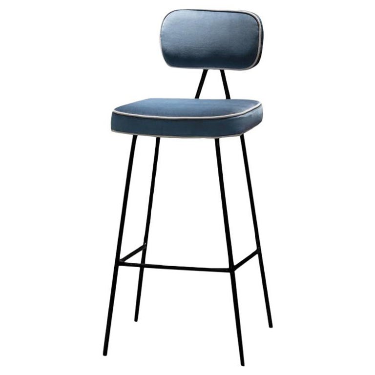 Individuelle Sitzhöhe 60cm

Rahmenfarbe Lippenstift
Sitz und Rückenlehne Paris Safira 
Paspelierung Paris Dunkelblau. 

Elegantes, leichtes, bequemes und vielseitiges Möbelstück mit Samtbezug (mehrere Optionen) und lackiertem Metall- oder