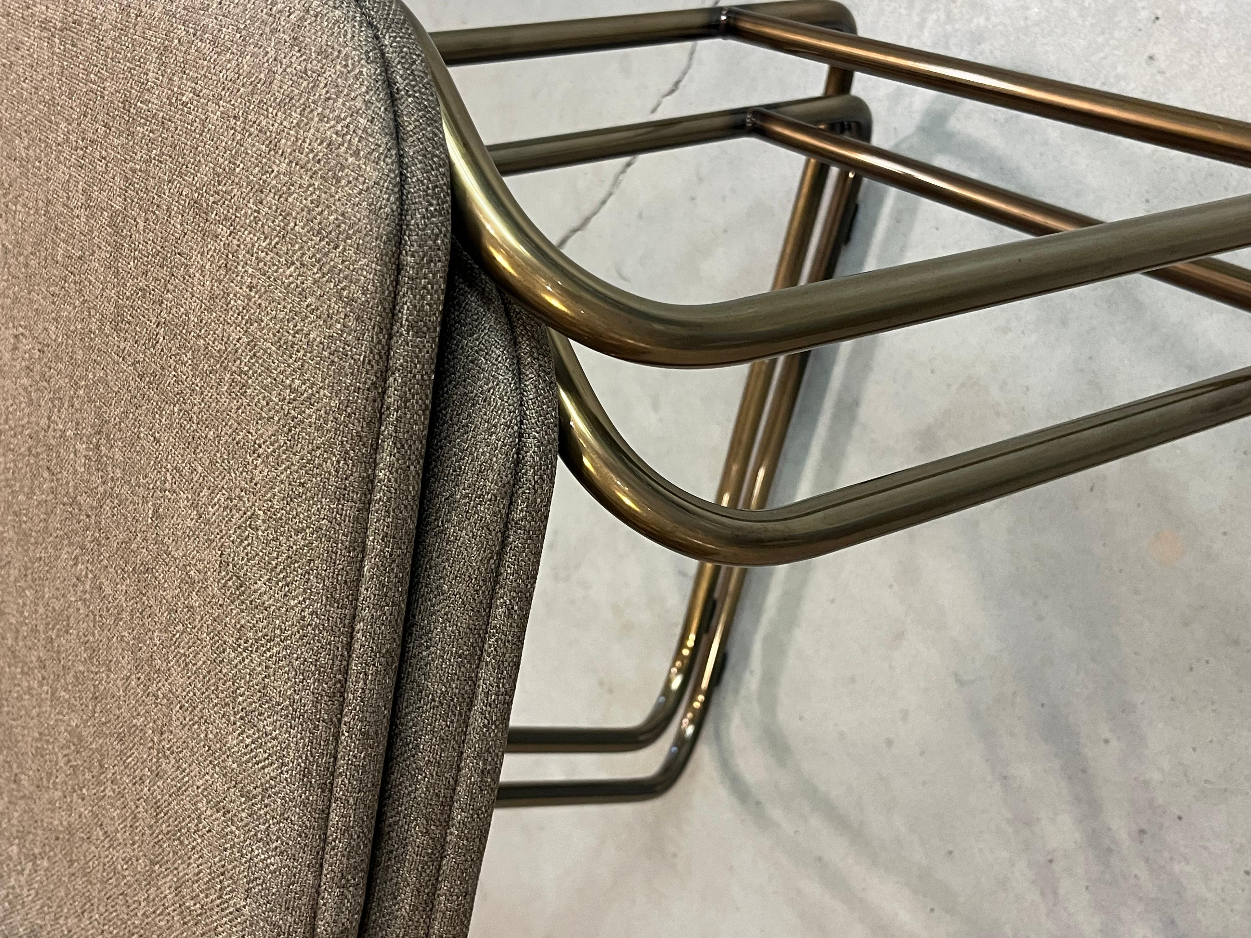 16x Siren halbhoher Barhocker. Sitzhöhe 60 cm. Das Gestell ist aus Stahl mit bronzefarbener Pulverbeschichtung. Sitzfläche gepolstert mit Stoff Gabriel Medley, 100% Polyester. Stapelbar, insgesamt 16 Stück zu verkaufen. Dieser attraktive Barhocker