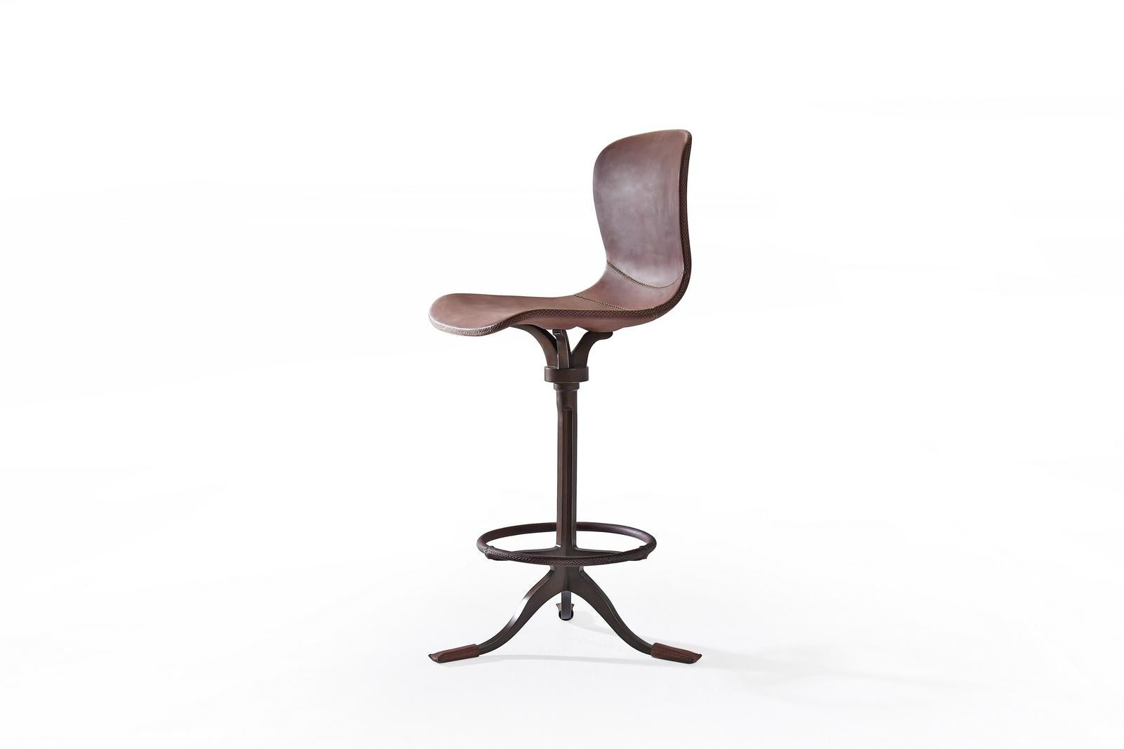 Model: PT473 counter height chair + Swivel + footrest ring.
Seat: Leather.
Seat color: Truffe (Dark Brown).
Base: PT473 sand cast brass.
Base finish: Brushed Brown.
Dimensions: 43 x 52 x 99 (seat height 65 cm).
(W x D x H) 16.9 x 20.5 x 39