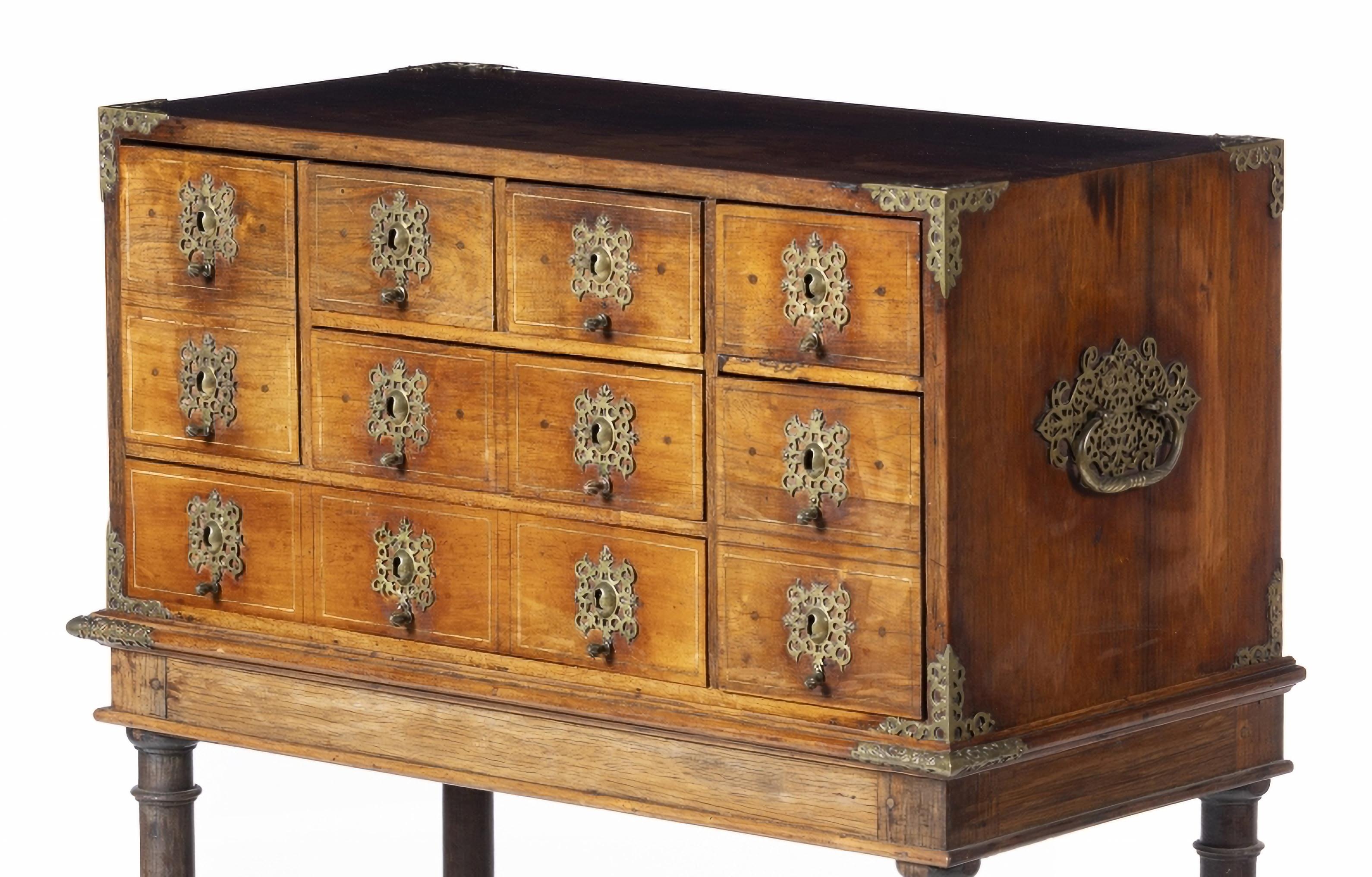 CONTATORE

Filippine/Portoghesi, dal XVII secolo.
scatola con otto cassetti che simulano dodici, in Wood.
Ferramenta e maniglie in ottone.
Piccoli difetti.
Dimensioni: 112 x 73 x 40 cm
ottime condizioni per l'età