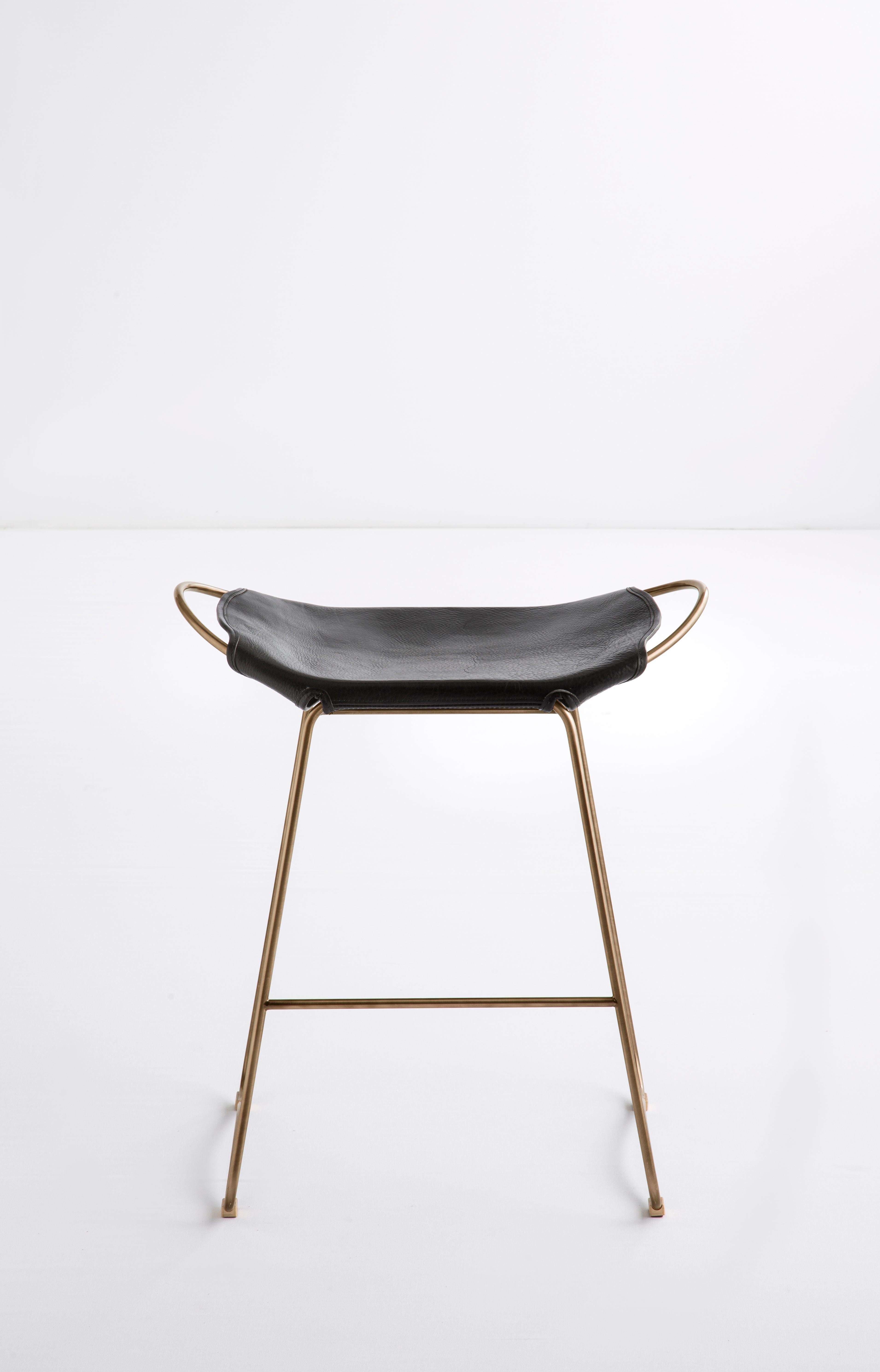 Espagnol Tabouret de bar de comptoir de cuisine organique contemporain Métal laiton et cuir noir en vente