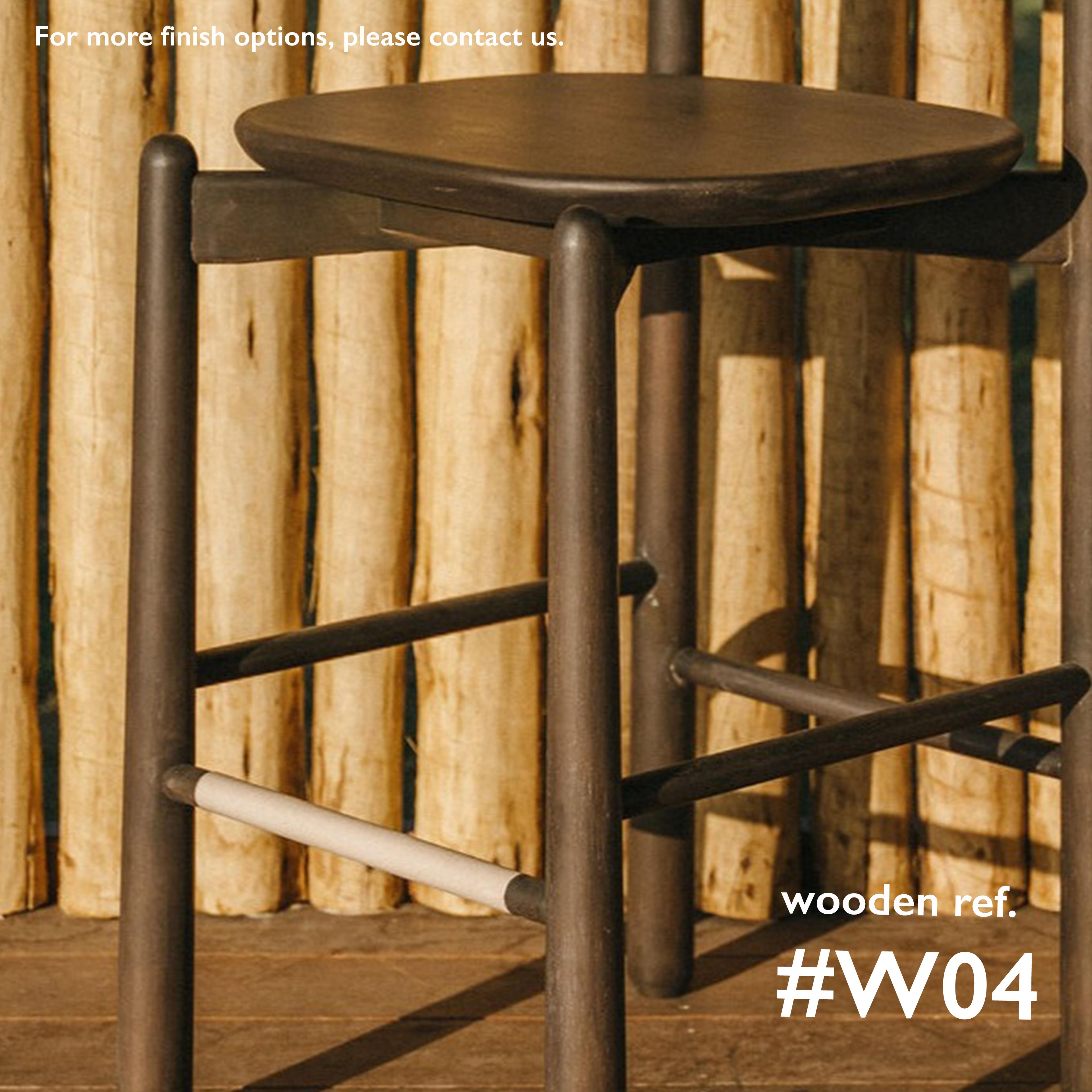 Taburete de mostrador Aratú. Todo de madera maciza. Brasileño en venta