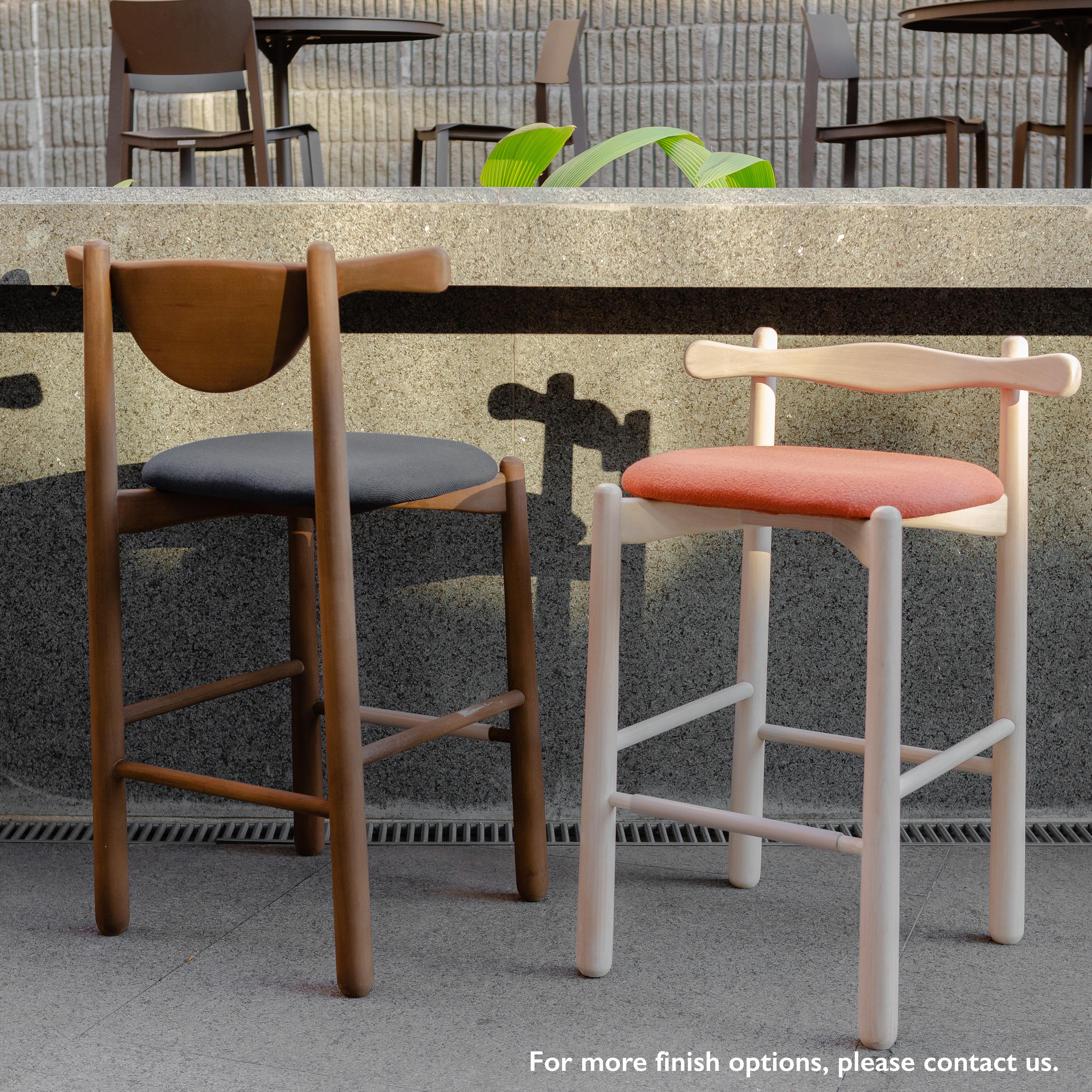 Tresenhocker Aratú. Massivholz, Sitz gepolstert. (Organische Moderne) im Angebot