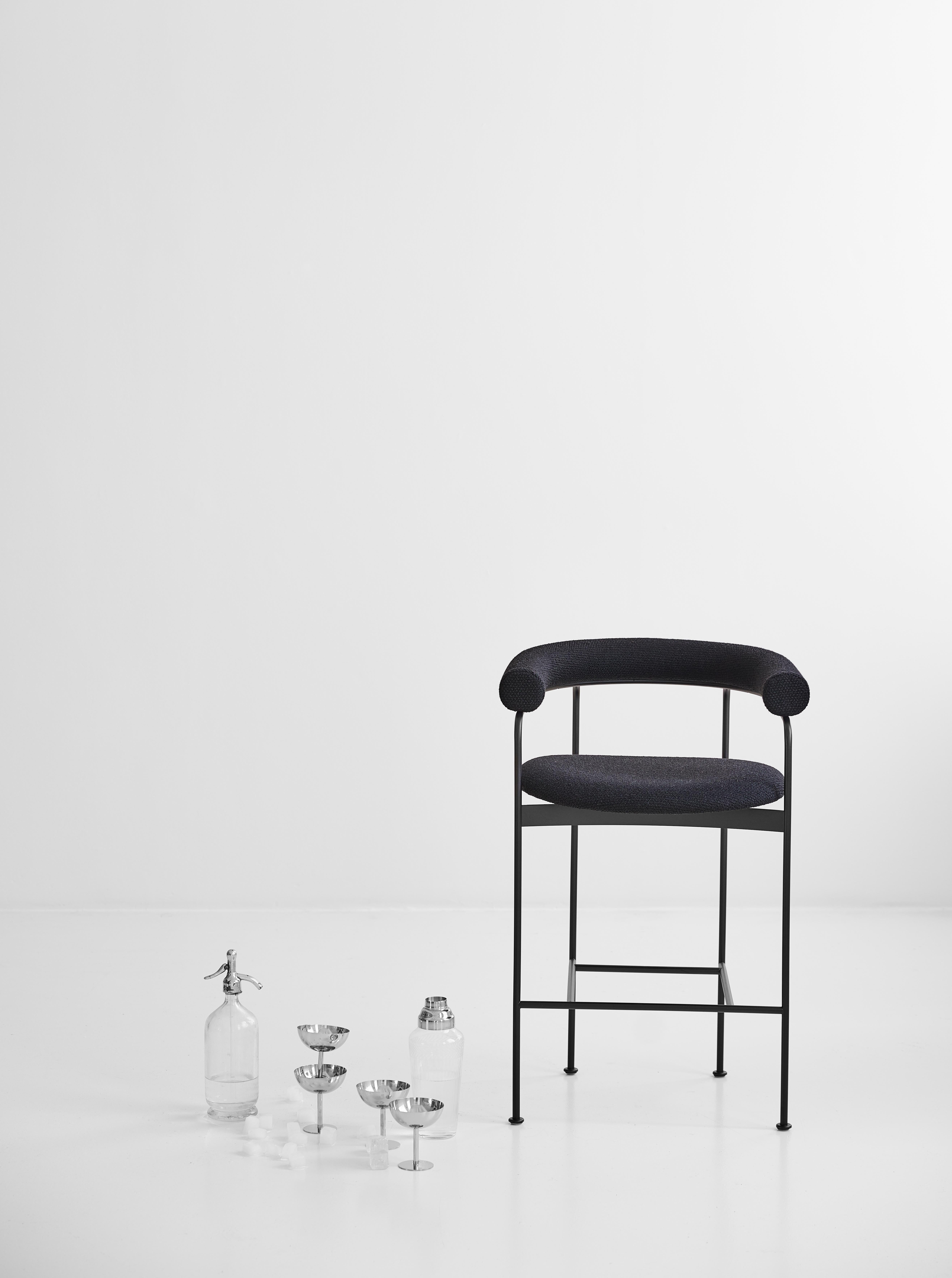Tischhocker „BAIA“ von Kensaku Oshiro x DK3, schwarzer Rahmen, grauer Stoff (21. Jahrhundert und zeitgenössisch) im Angebot