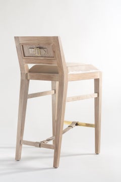 Tabouret de comptoir en noyer massif blanchi avec assise tapissée de cuir et de tissu
