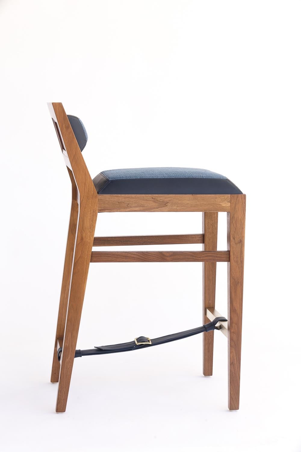 Travail du bois Tabouret de comptoir en noyer massif blanchi avec assise tapissée de cuir et de tissu en vente