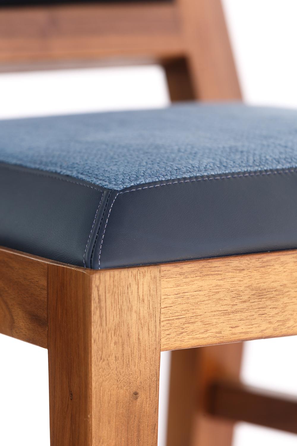 Tabouret de comptoir en noyer massif blanchi avec assise tapissée de cuir et de tissu en vente 1